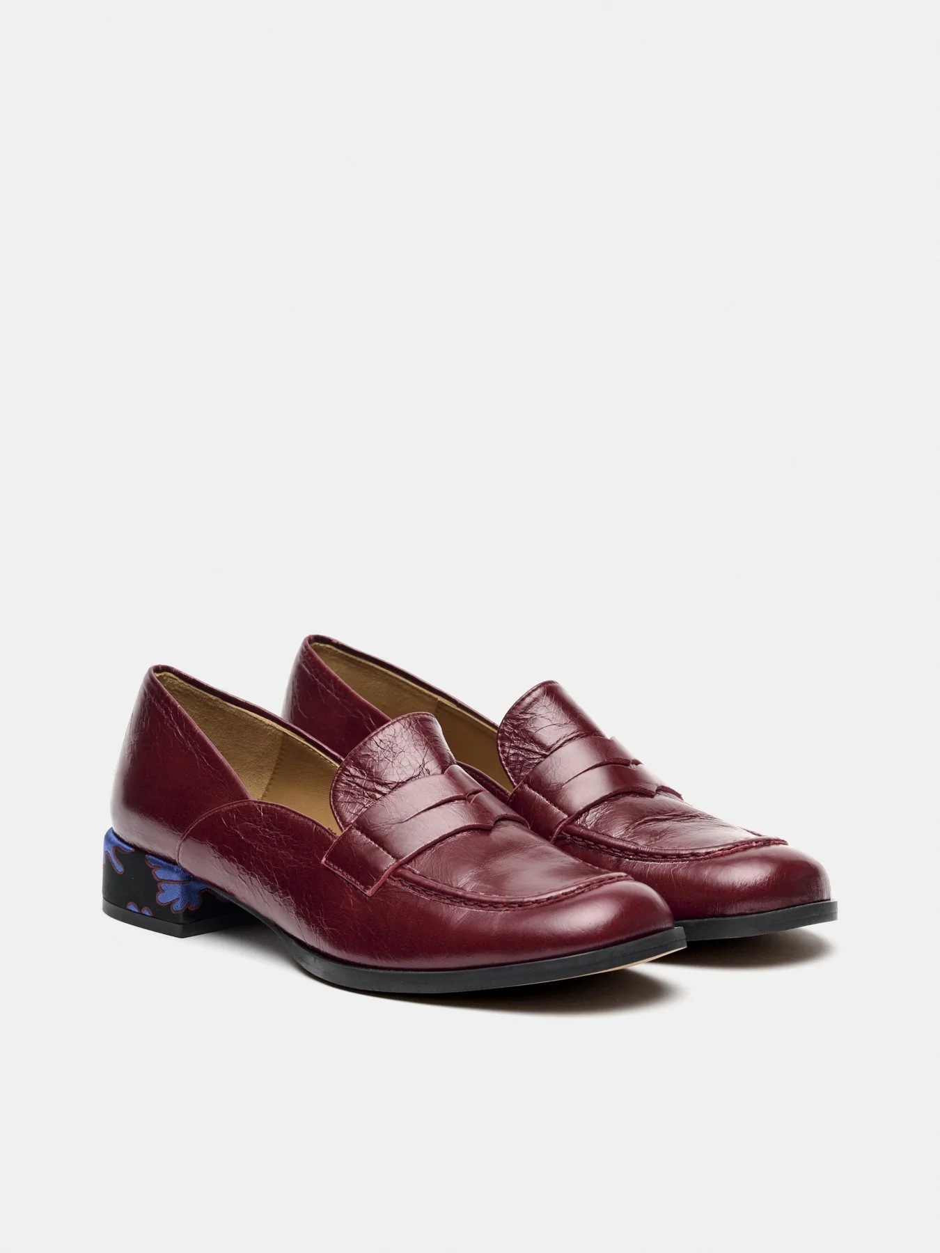 Zapato de mujer en piel con tacón bajo. Mena