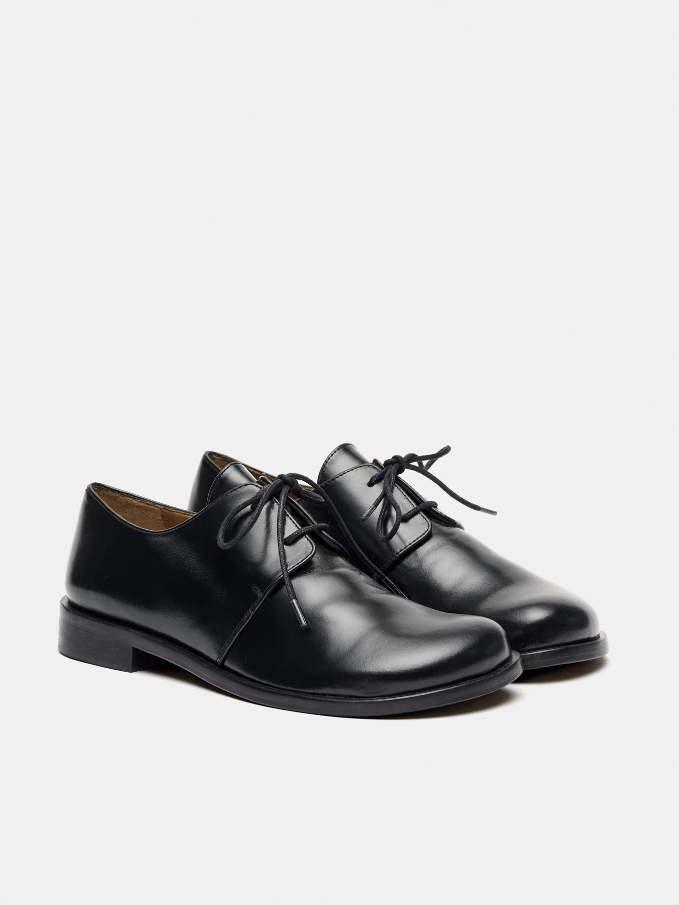 Zapato de mujer en piel con tacón bajo. Michi