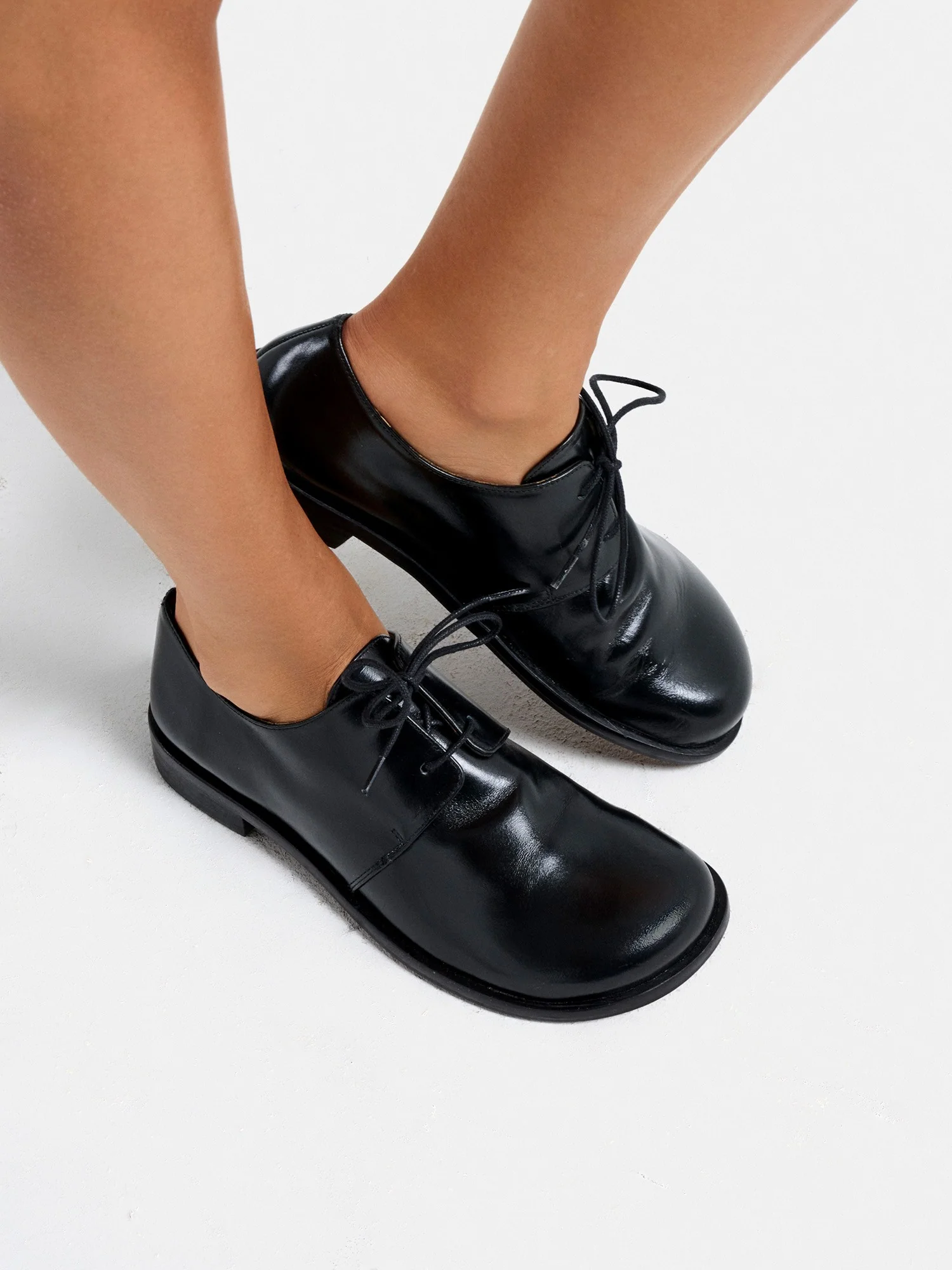 Zapato de mujer en piel con tacón bajo. Michi - Image 4