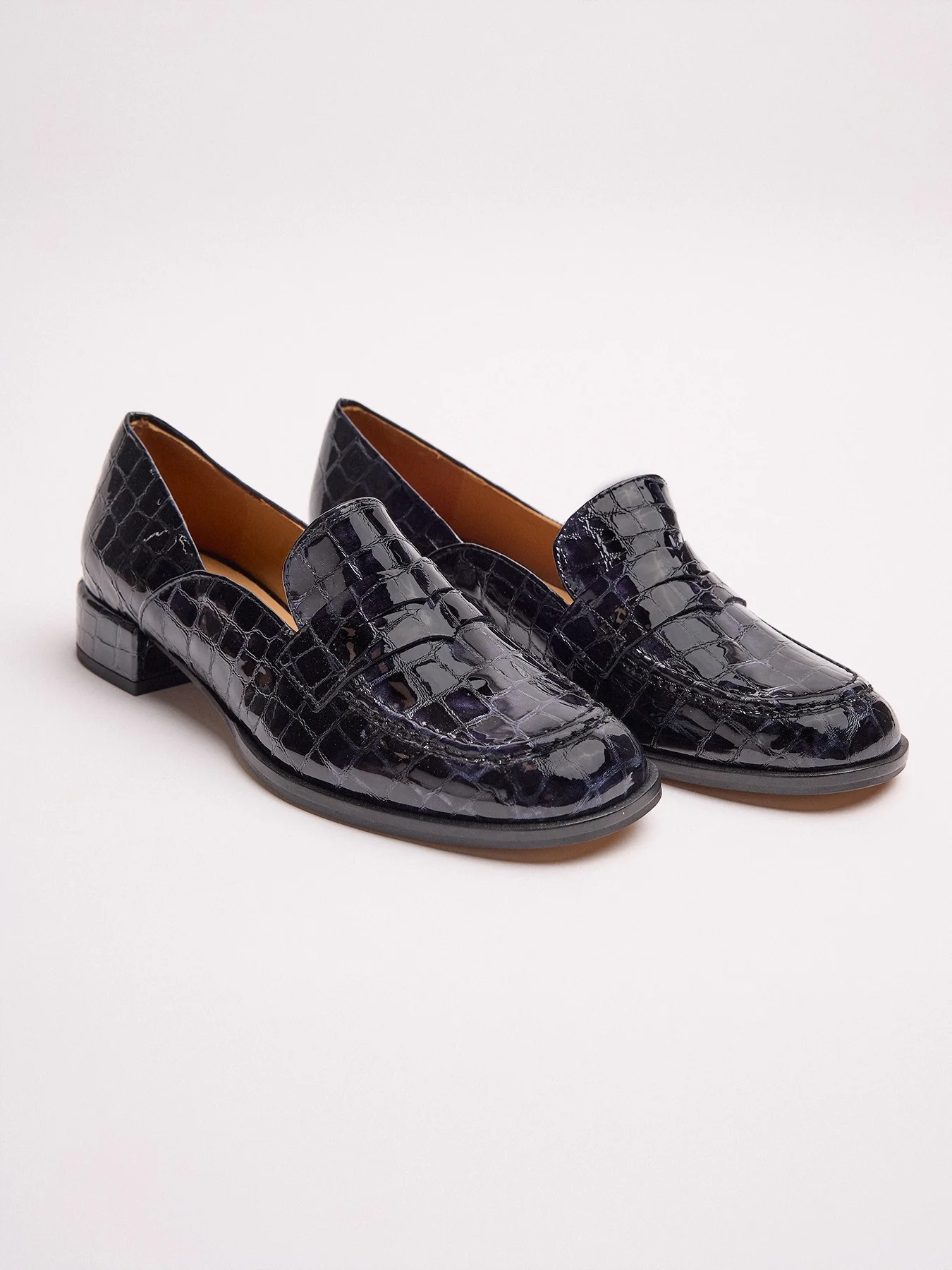 Zapato de mujer en piel con tacón bajo. Miko