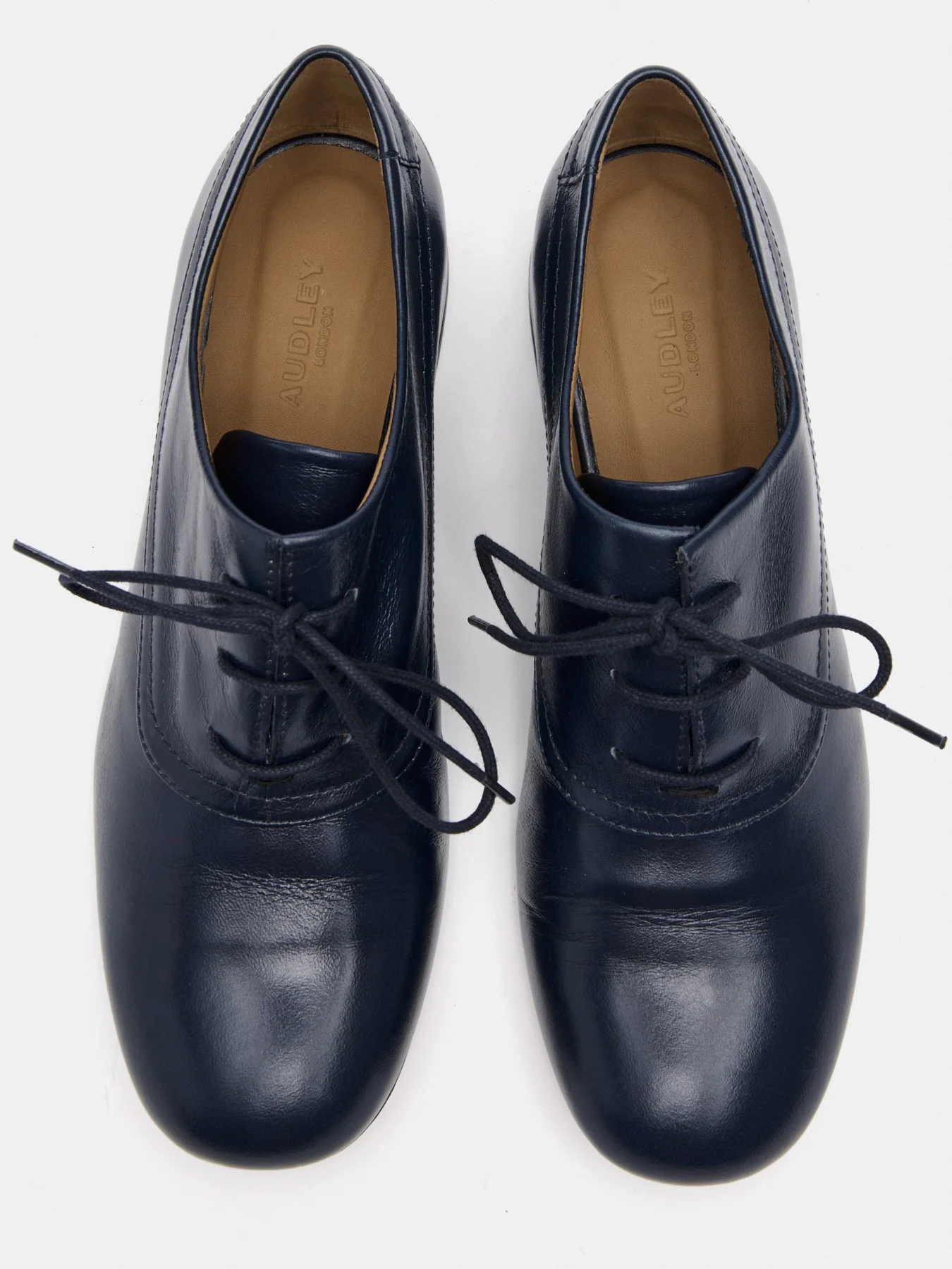 Zapato de mujer en piel con tacón bajo. Mila - Image 4