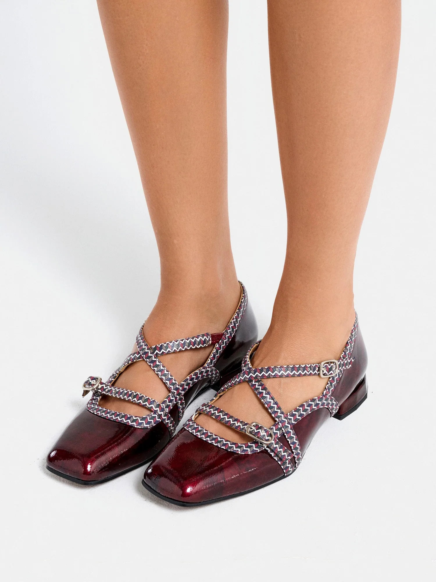 Zapato de mujer en piel con tacón bajo. Miley