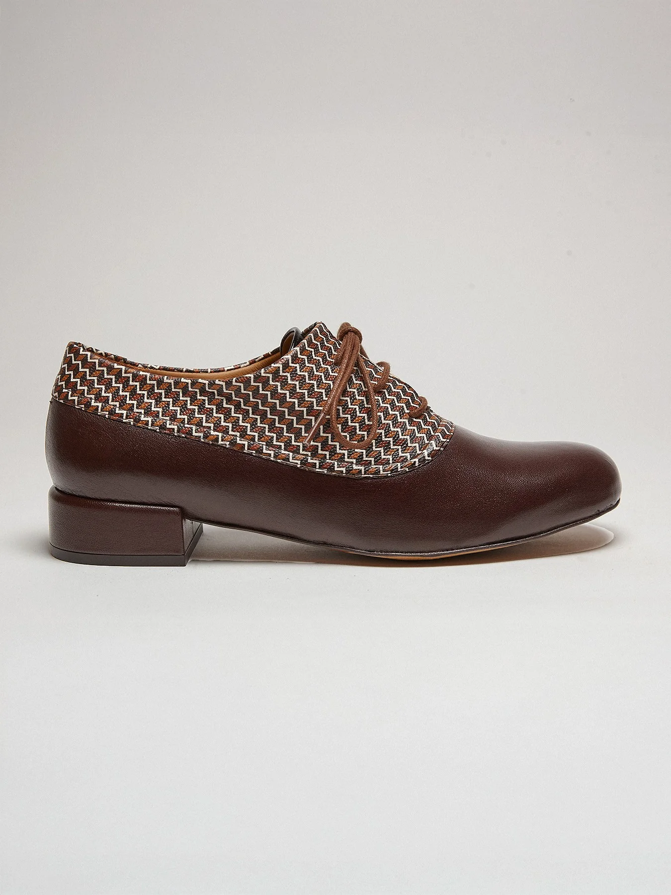 Zapato de mujer en piel con tacón bajo. Milka