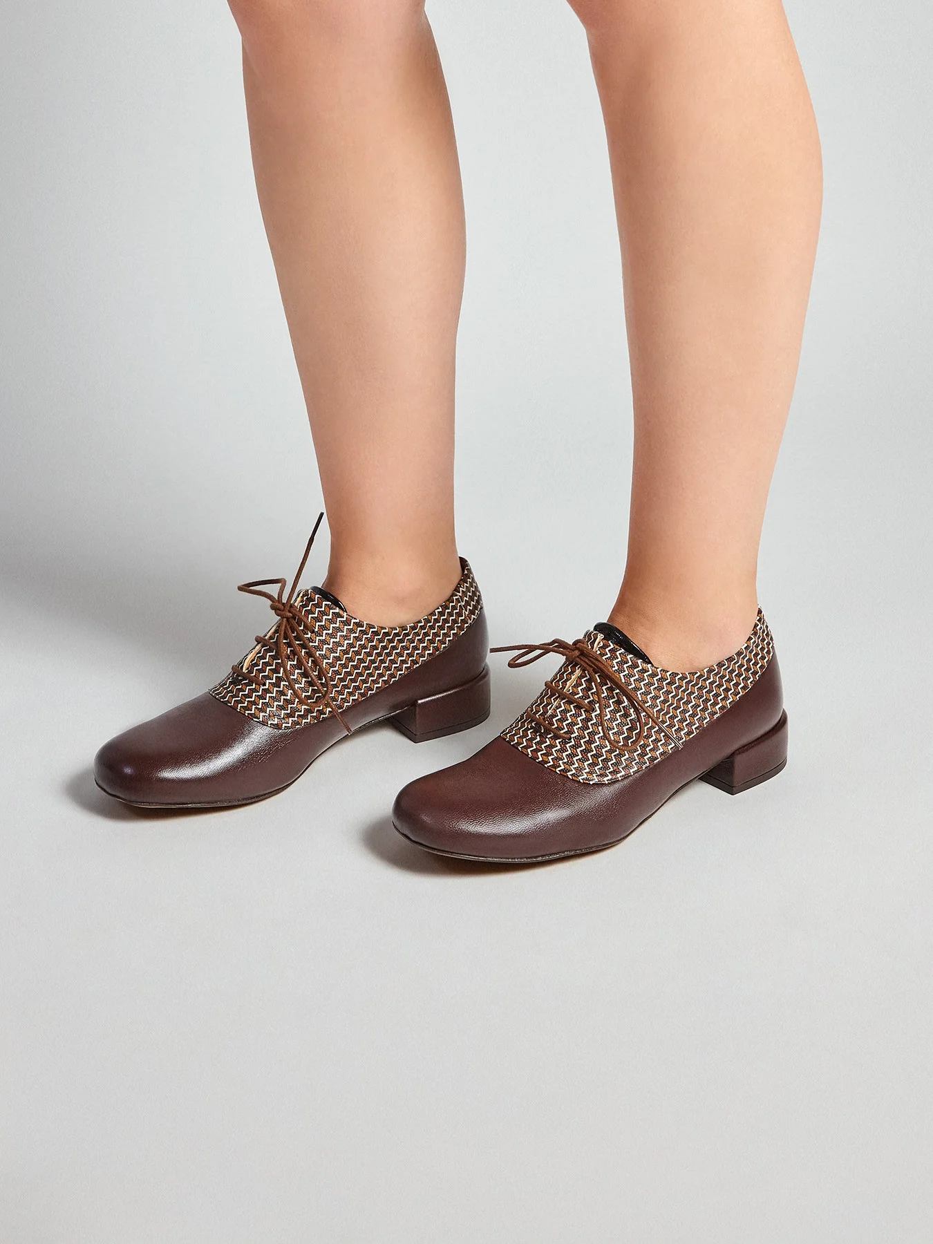 Zapato de mujer en piel con tacón bajo. Milka - Image 4