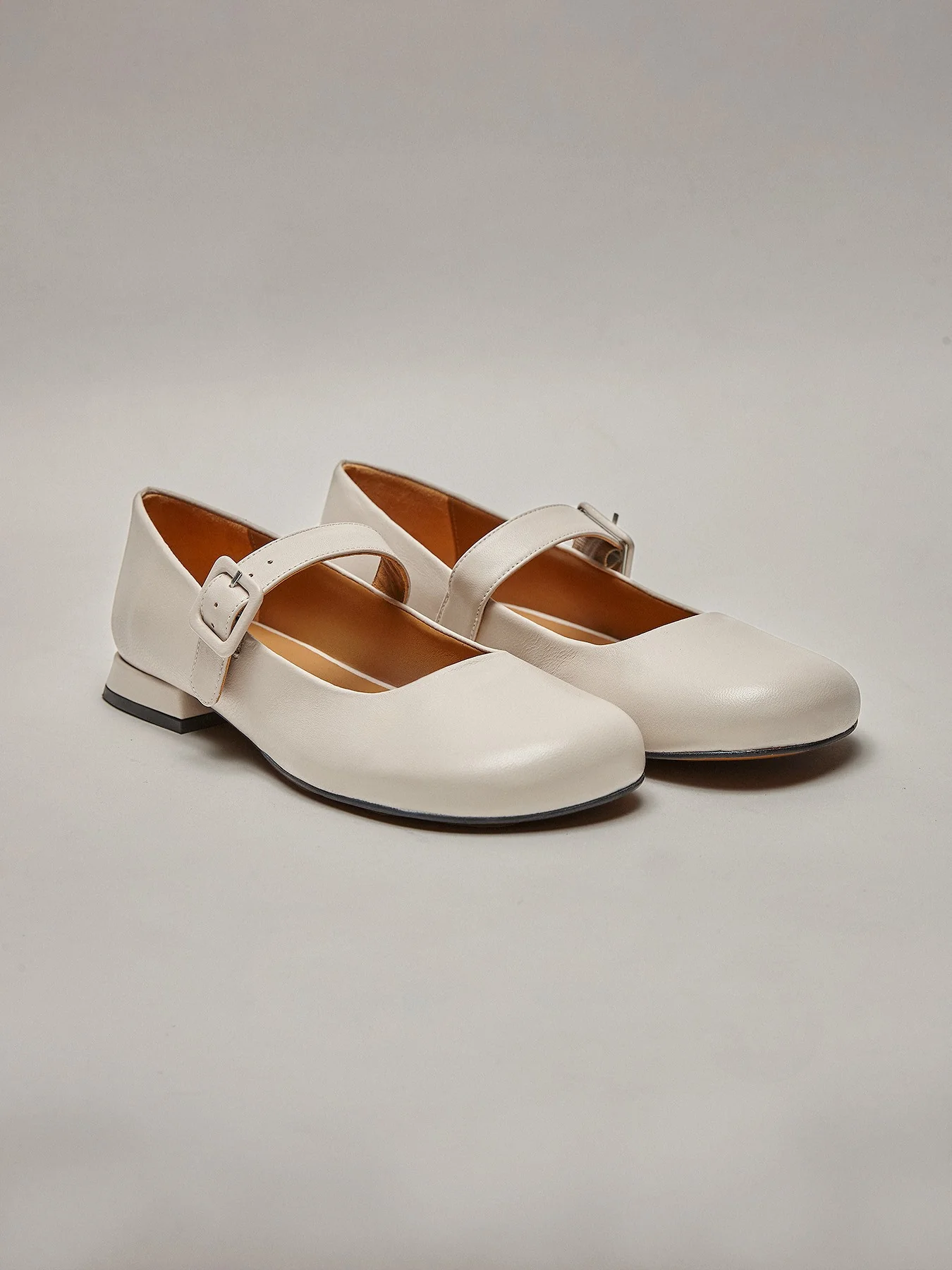 Zapato de mujer en piel con tacón bajo. Mimi