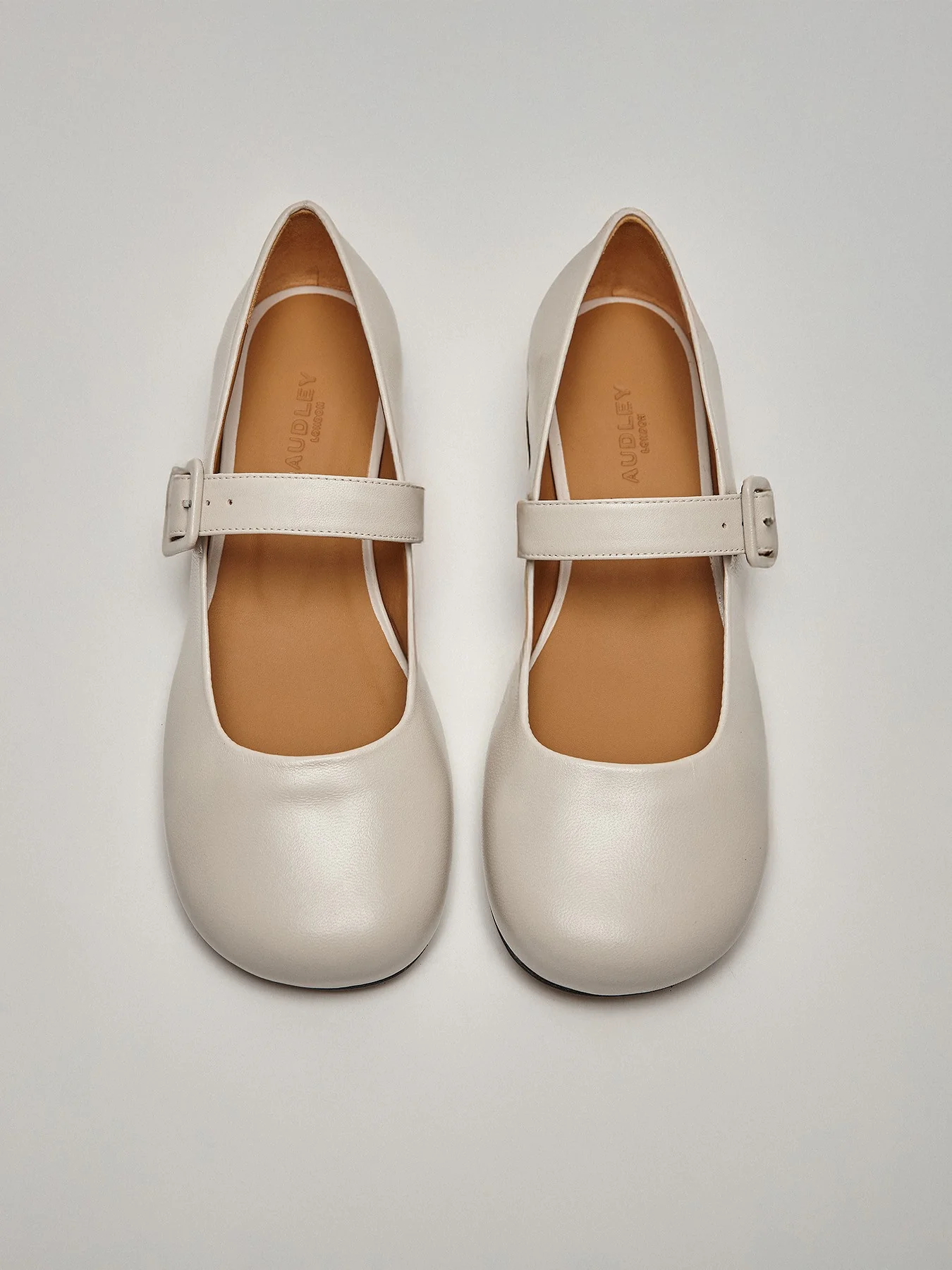 Zapato de mujer en piel con tacón bajo. Mimi - Image 3