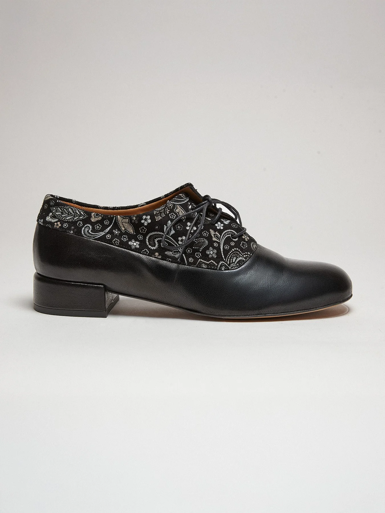 Zapato de mujer en piel con tacón bajo. Miren