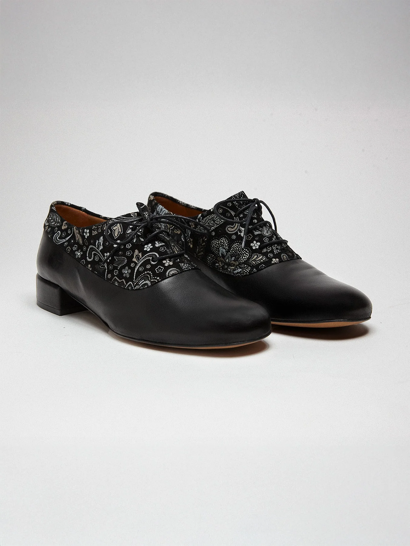 Zapato de mujer en piel con tacón bajo. Miren - Image 2