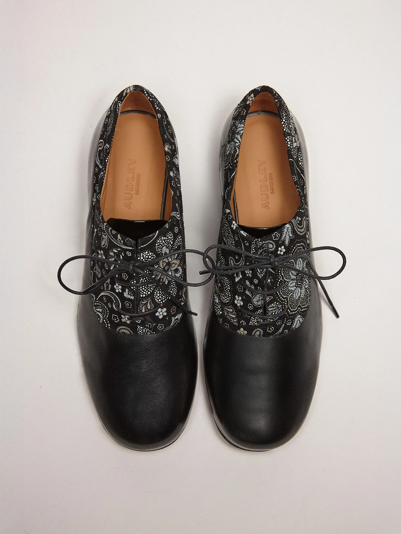 Zapato de mujer en piel con tacón bajo. Miren - Image 3