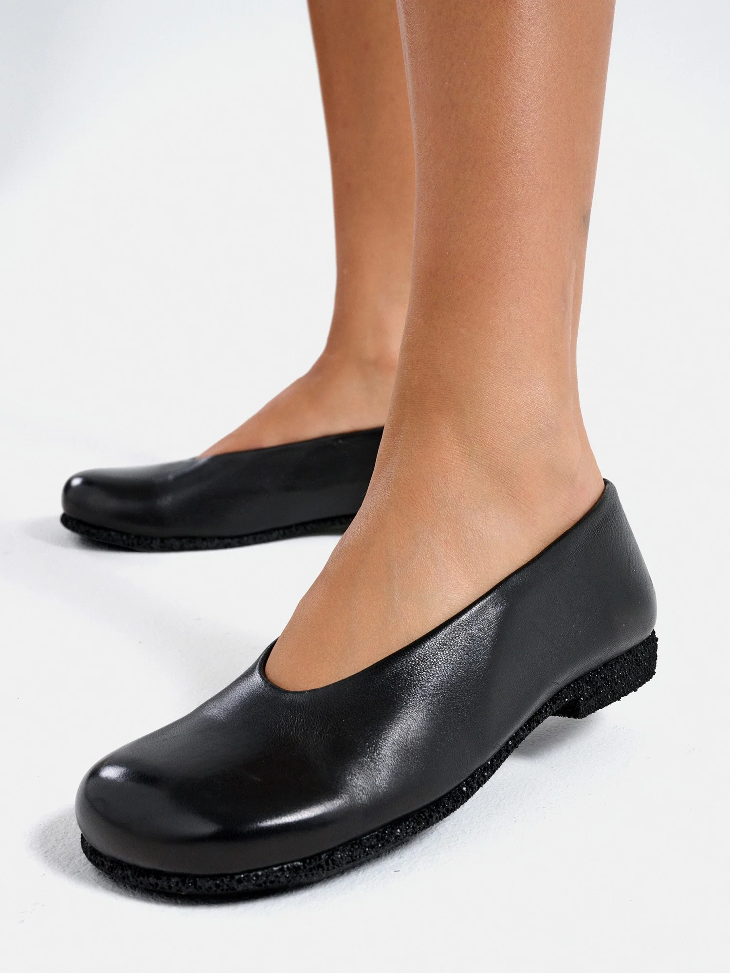 Zapato de mujer en piel con tacón bajo. Misa - Image 4