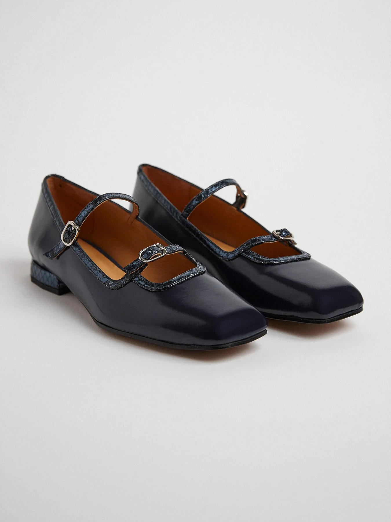 Zapato de mujer en piel con tacón bajo. Miyi