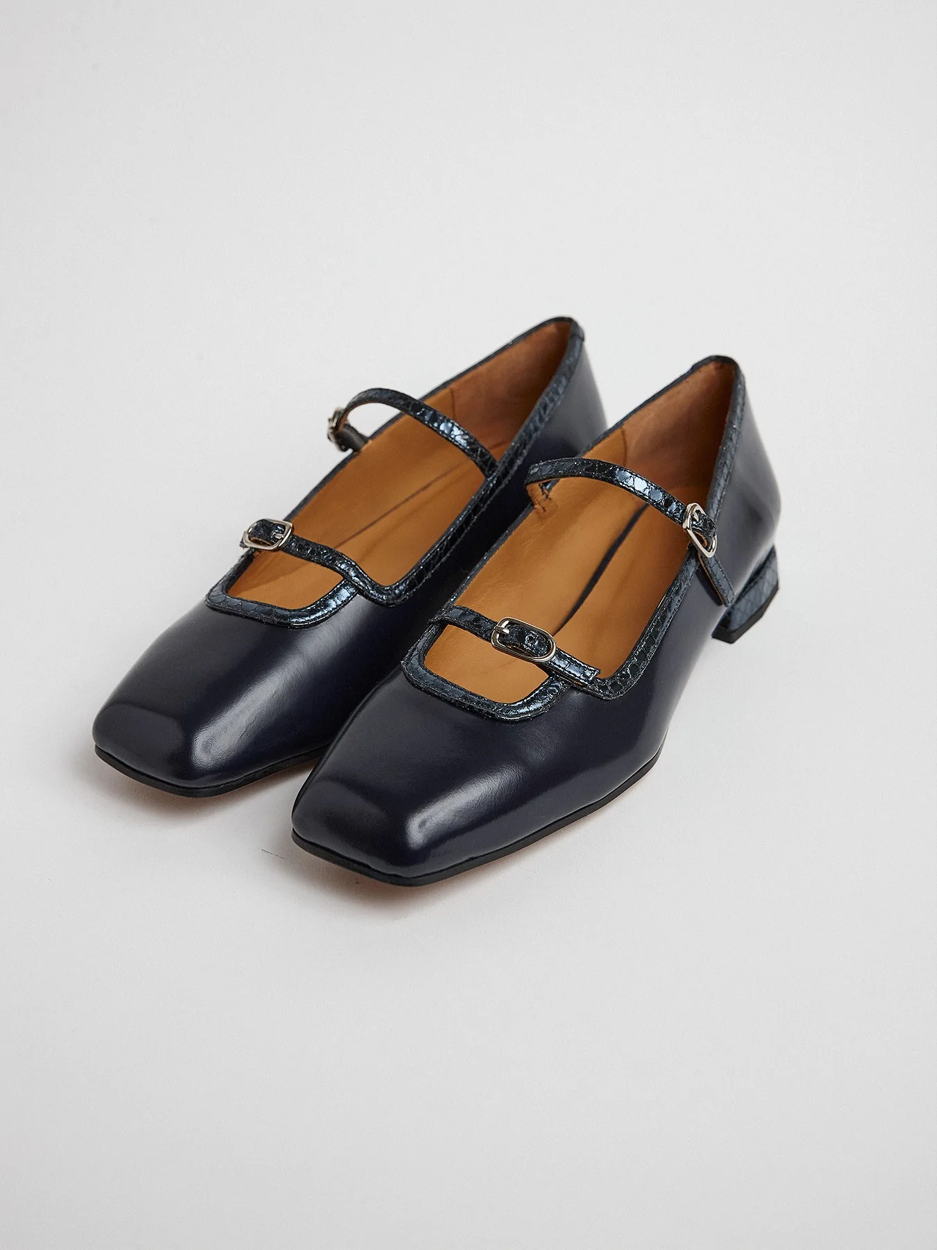 Zapato de mujer en piel con tacón bajo. Miyi - Image 3