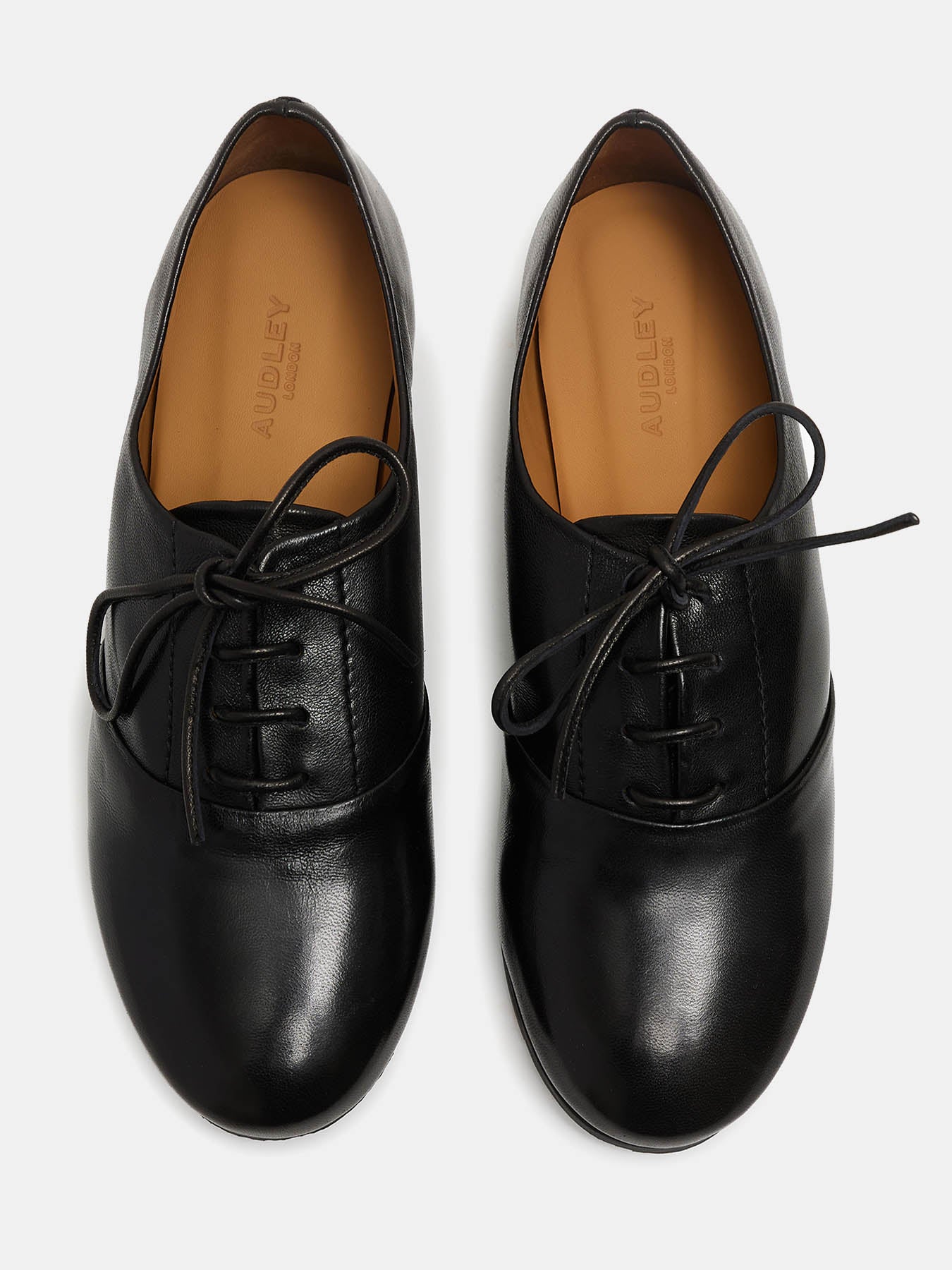 Zapato de mujer en piel con tacón bajo. Naiara - Image 3