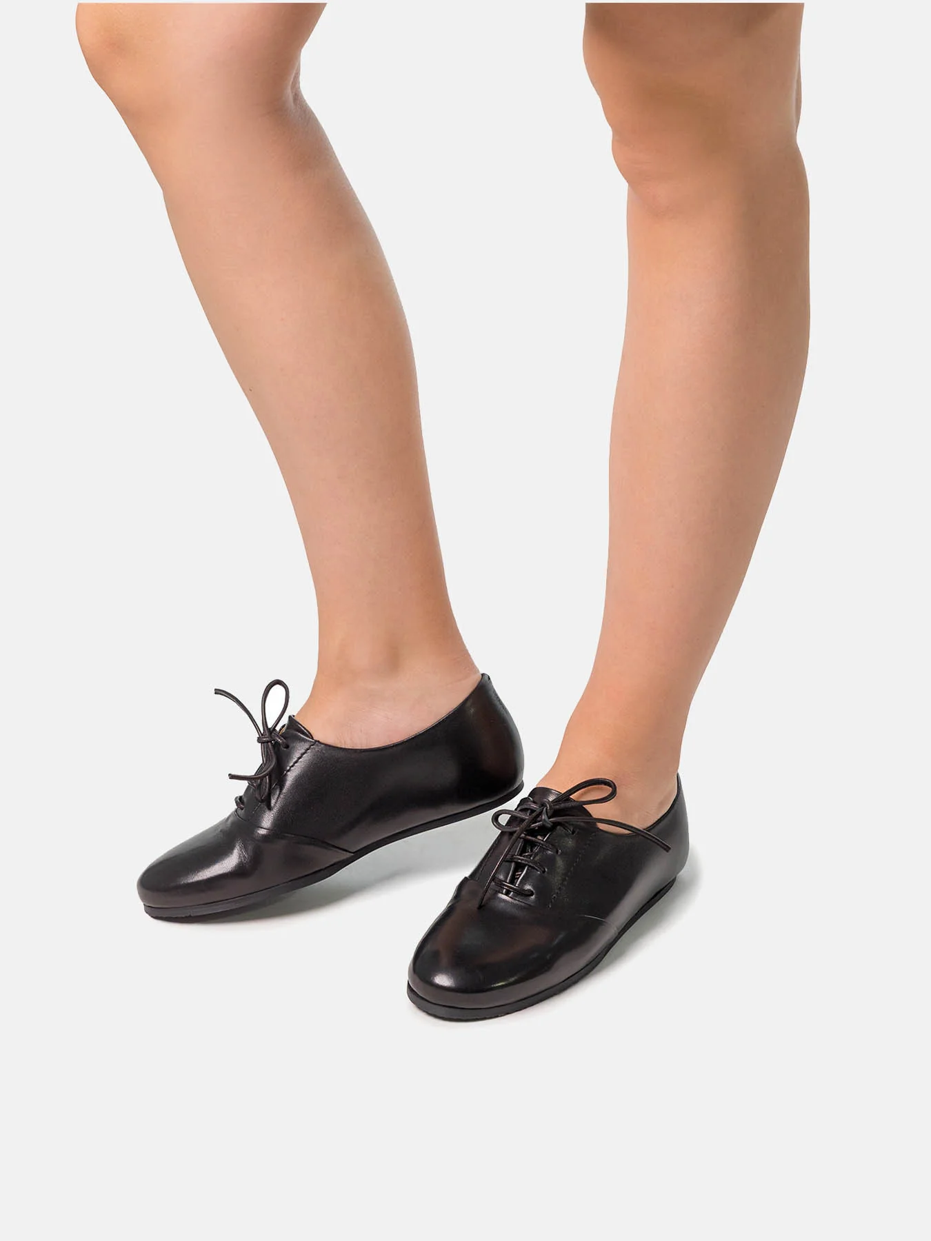 Zapato de mujer en piel con tacón bajo. Naiara - Image 4