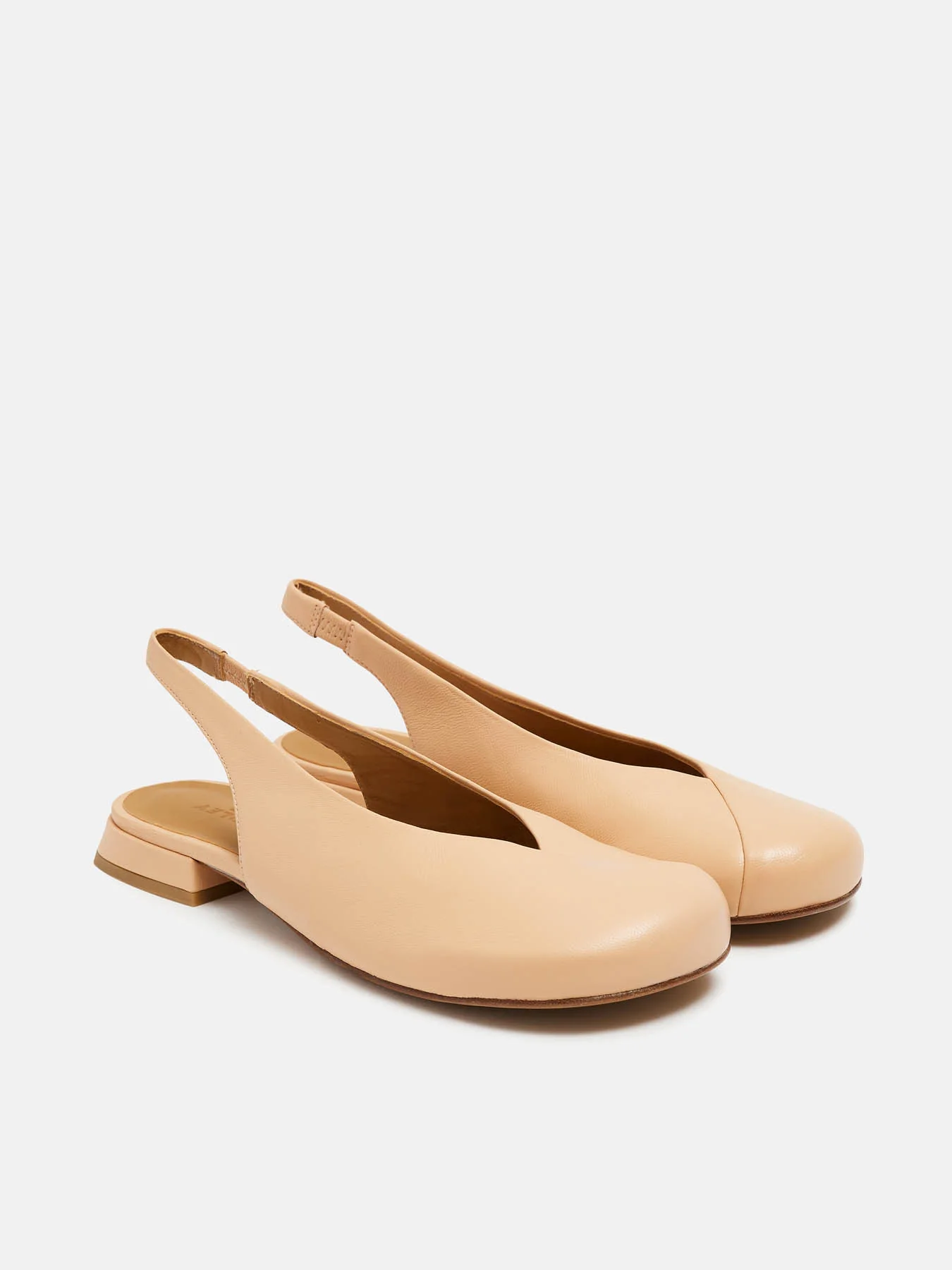 Zapato de mujer en piel con tacón bajo. Nariel - Image 3