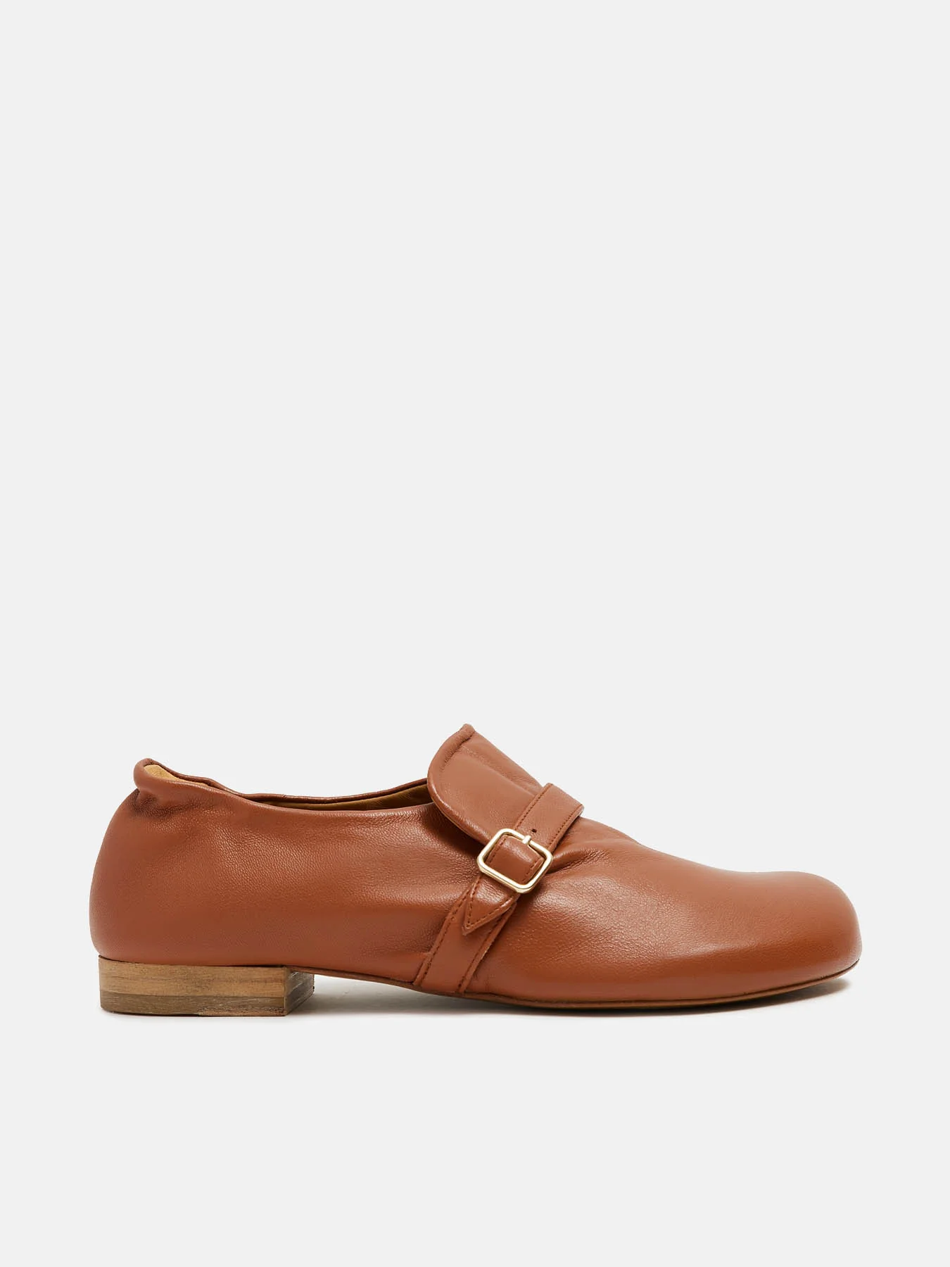 Zapato de mujer en piel con tacón bajo. Nazaret