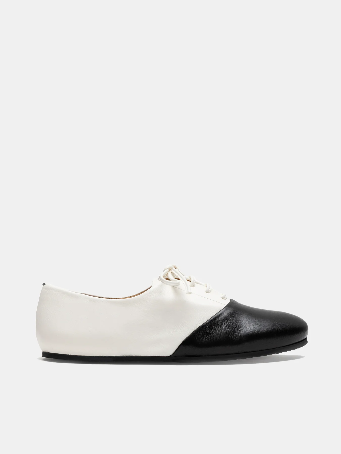 Zapato de mujer en piel con tacón bajo. Nebula - Image 2