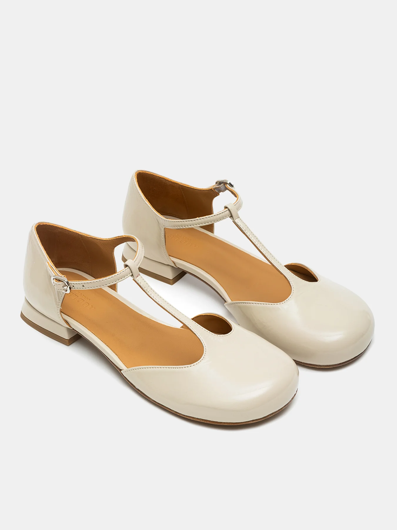 Zapato de mujer en piel con tacón bajo. Nelia