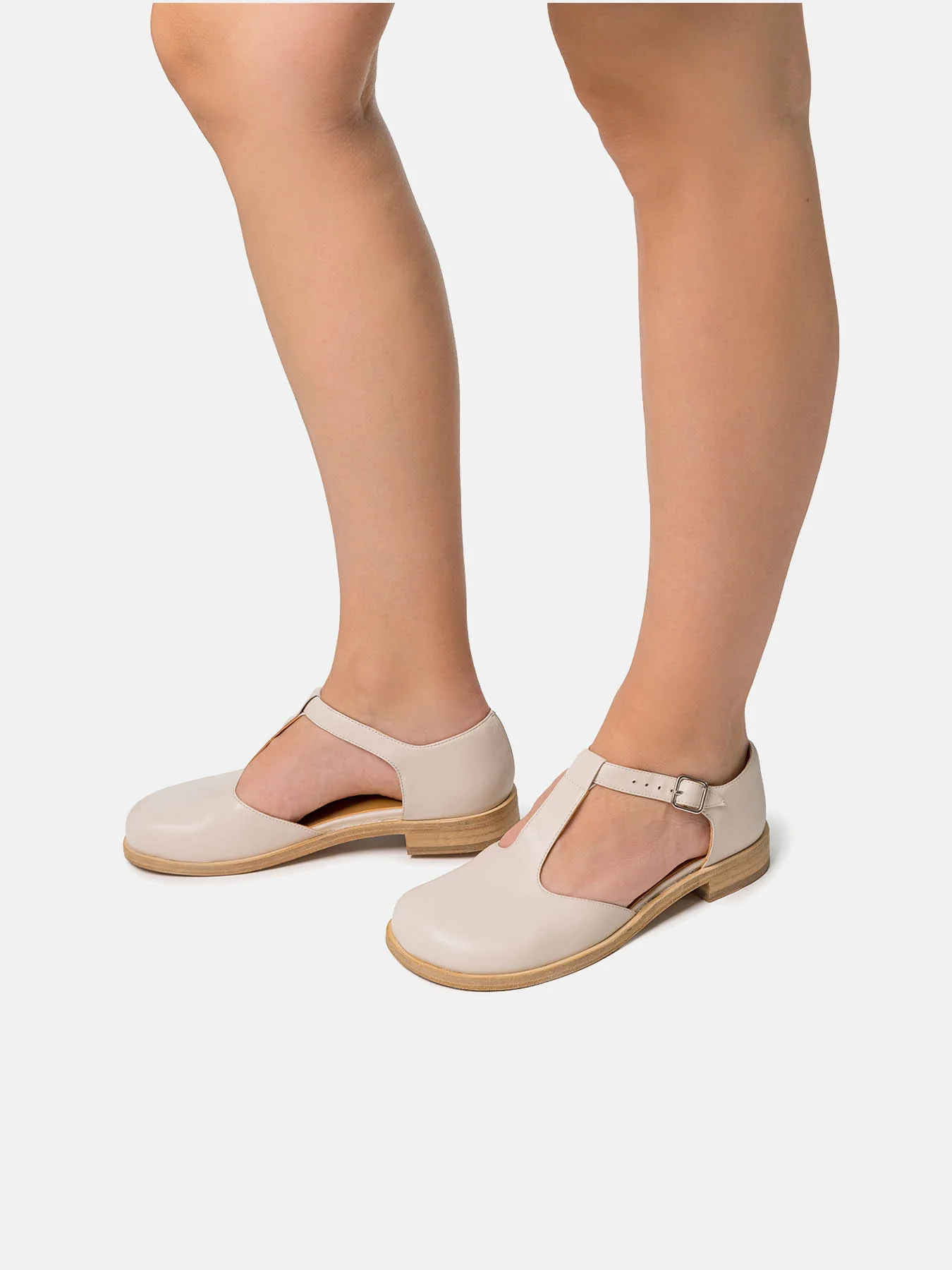 Zapato de mujer en piel con tacón bajo. Nery - Image 4