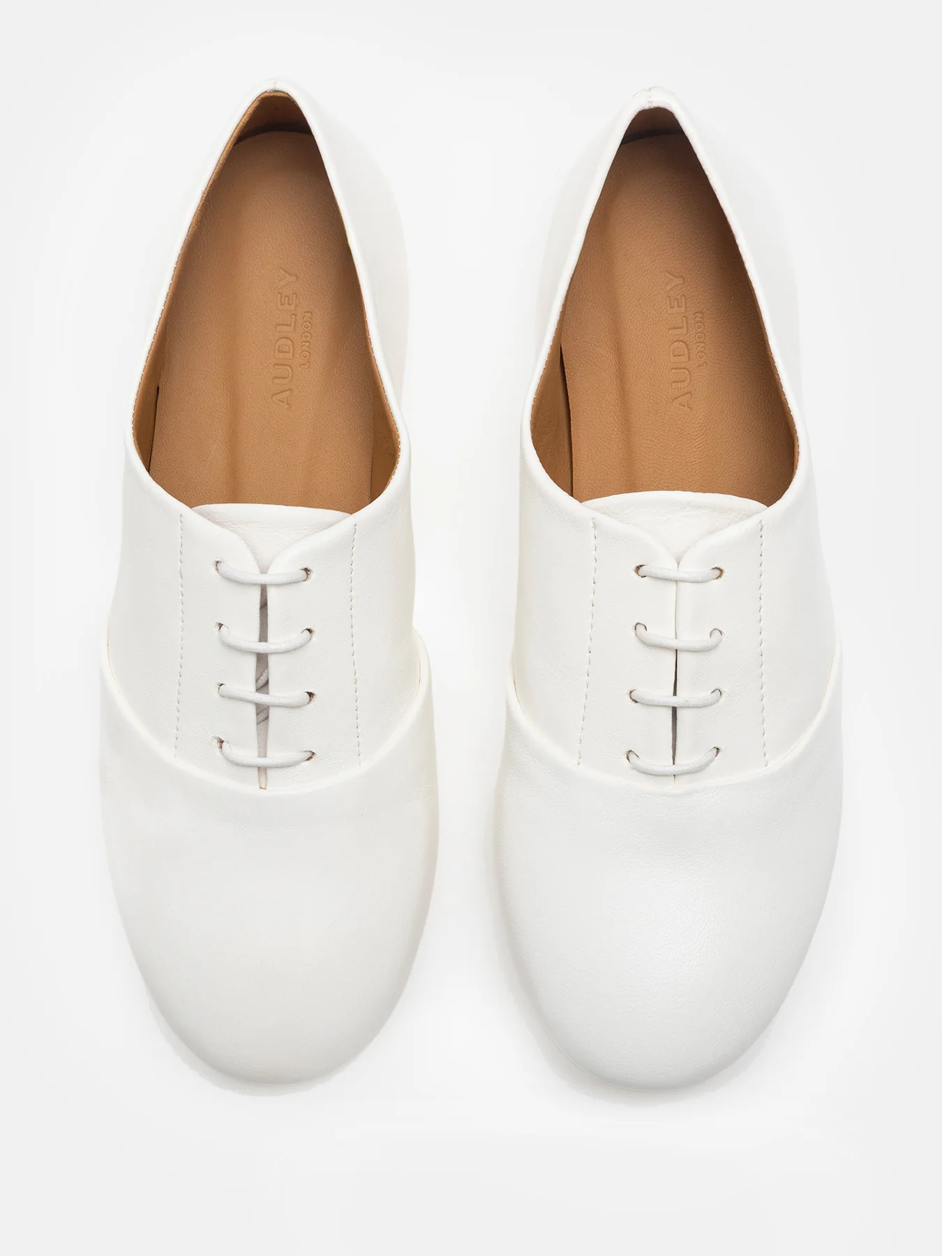 Zapato de mujer en piel con tacón bajo. Neyra - Image 3