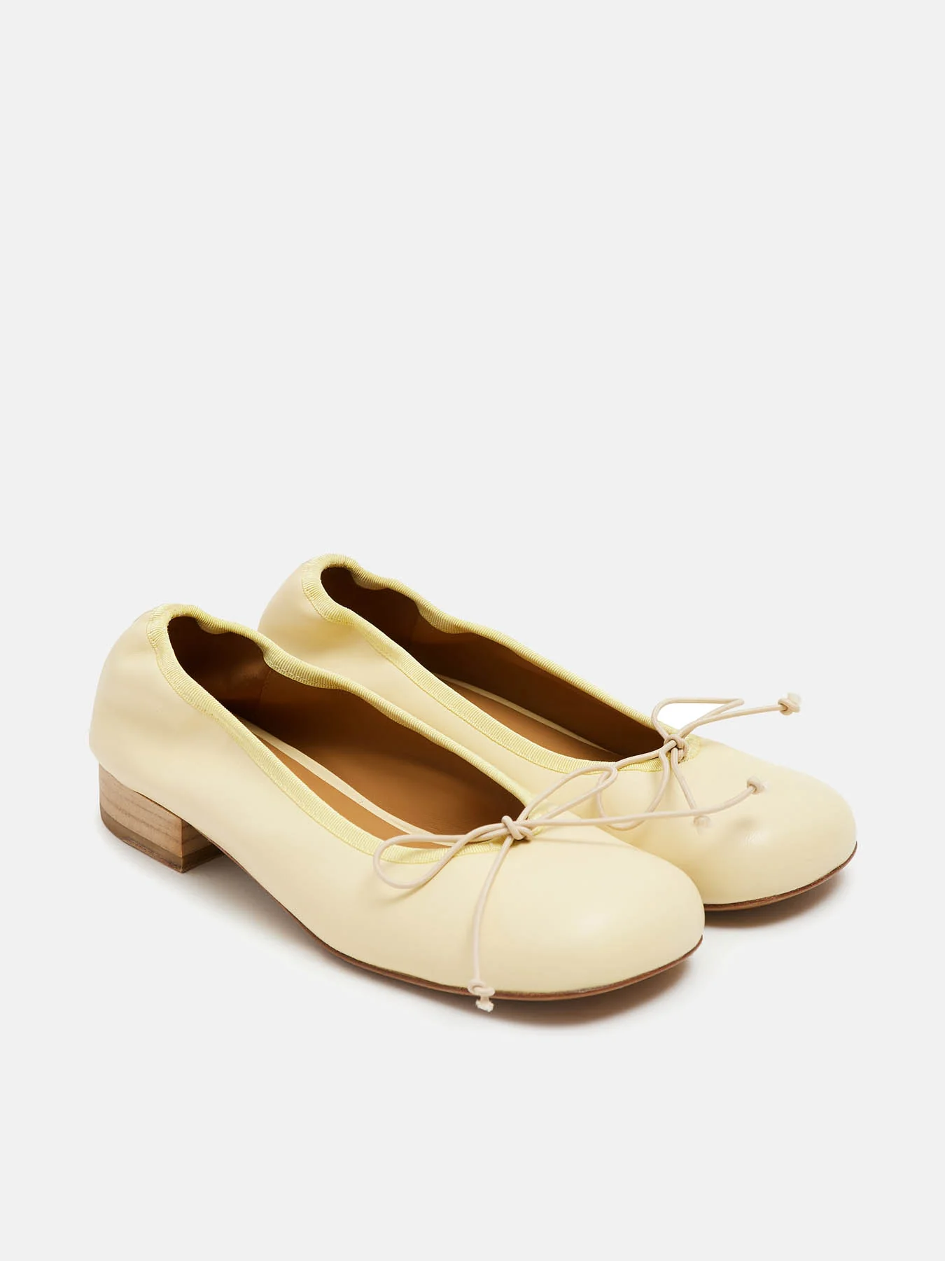 Zapato de mujer en piel con tacón bajo. Nika
