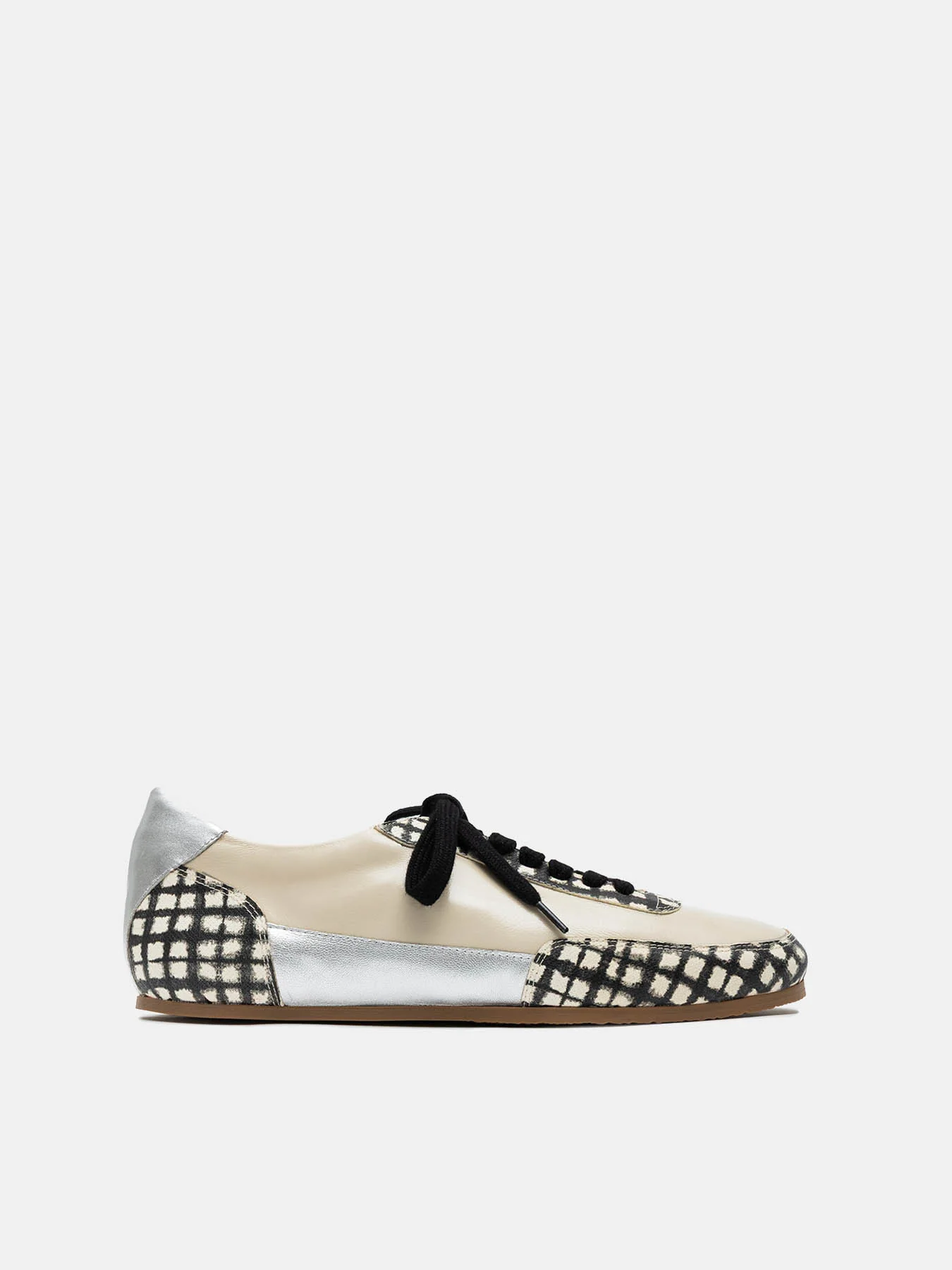 Zapato de mujer en piel con tacón bajo. Nikita