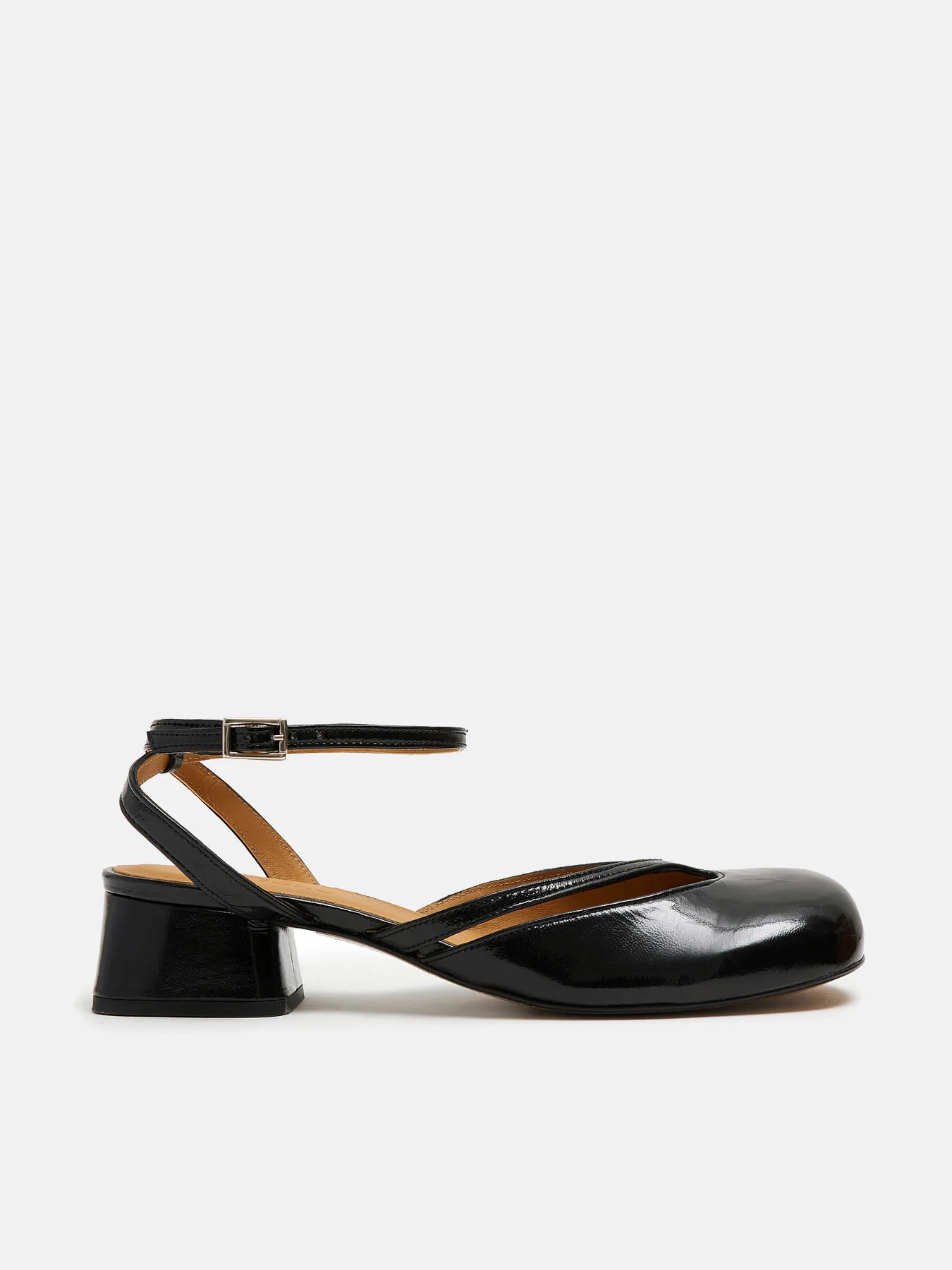 Zapato de mujer en piel con tacón bajo. Nina