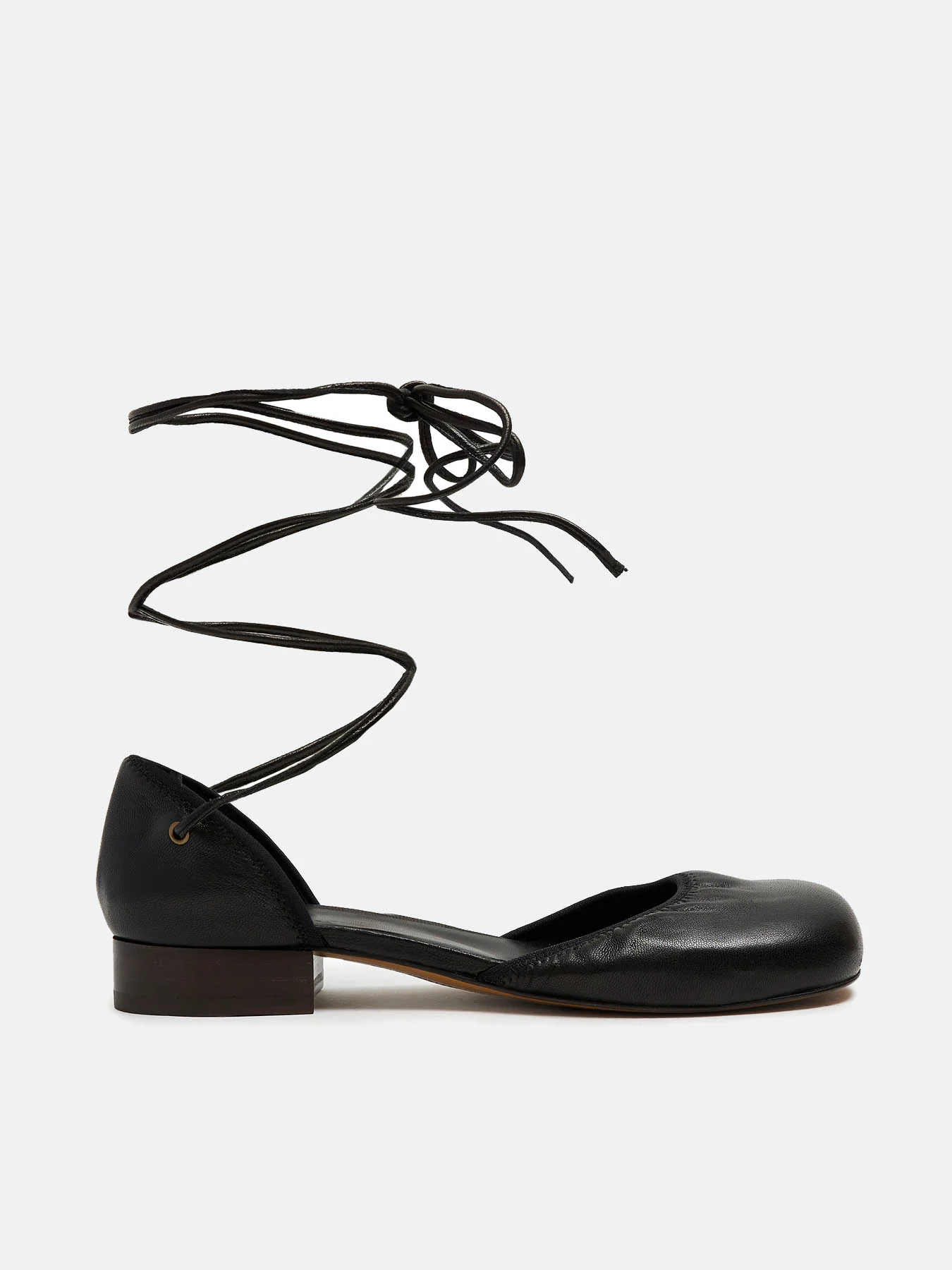 Zapato de mujer en piel con tacón bajo. Noal