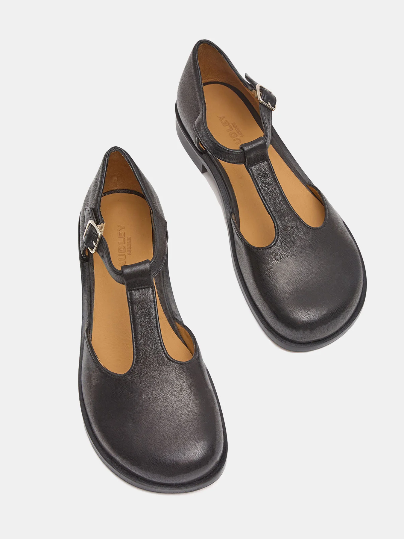 Zapato de mujer en piel con tacón bajo. Noemi