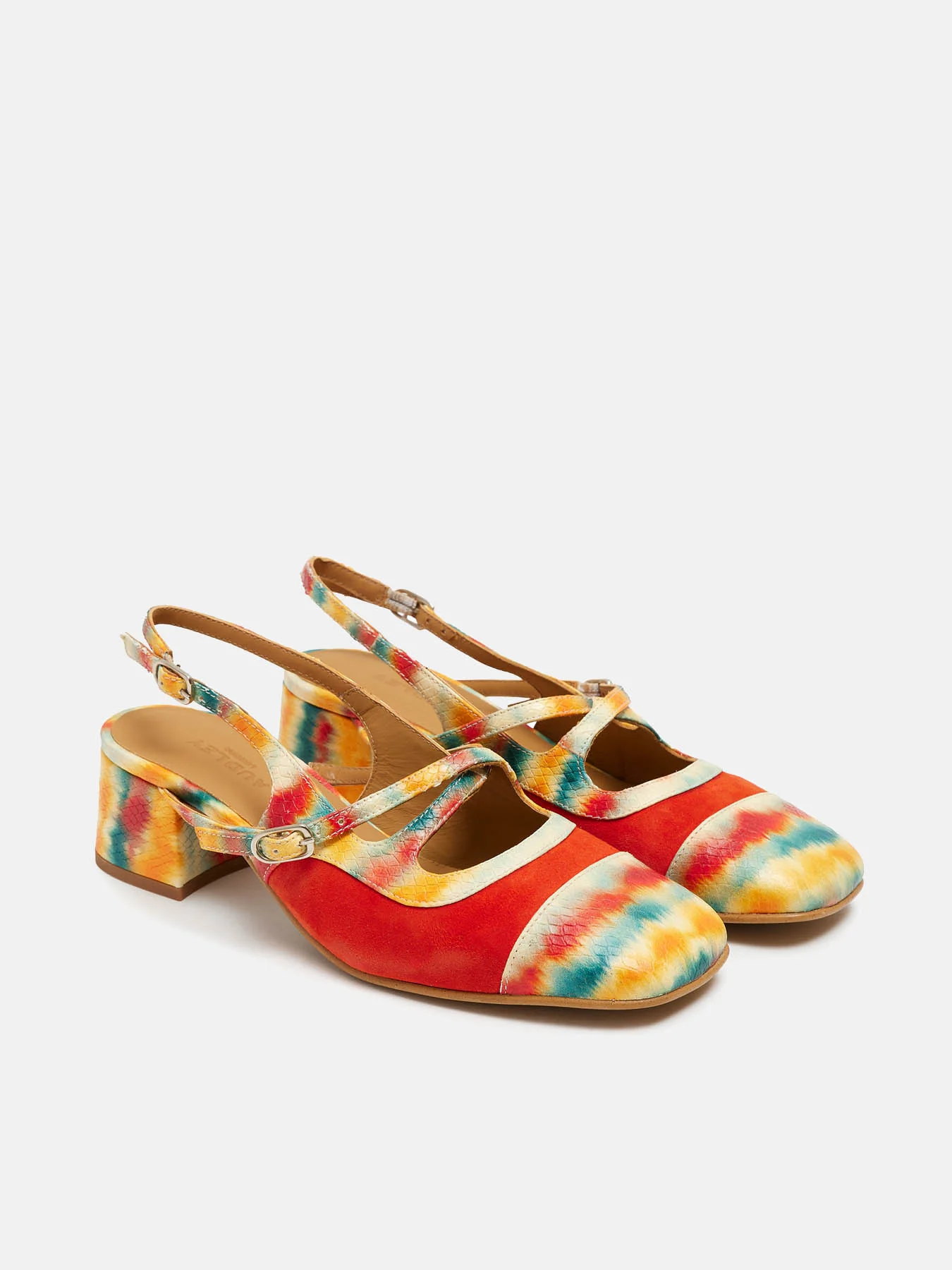 Zapato de mujer en piel con tacón bajo. Norah