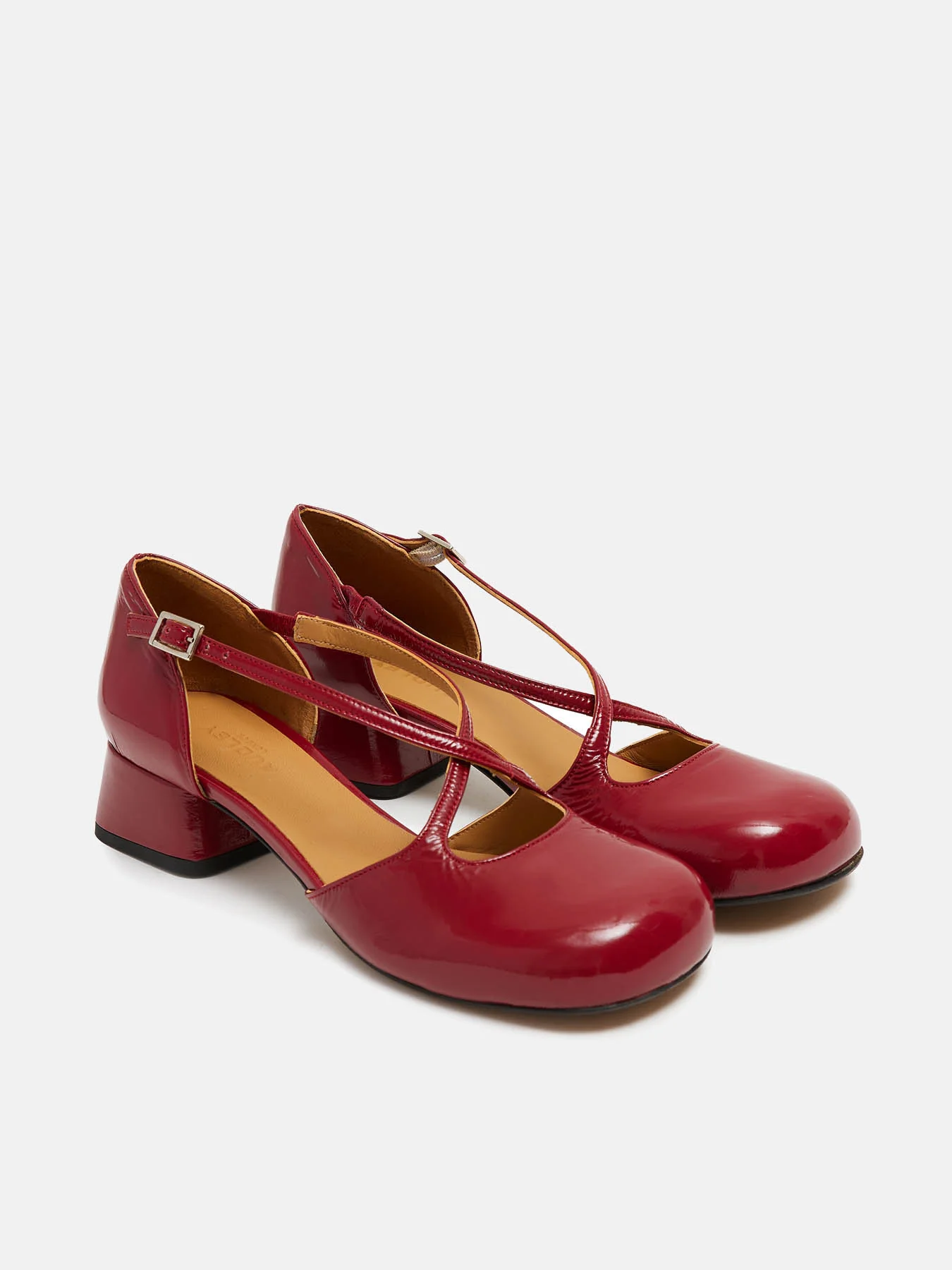 Zapato de mujer en piel con tacón bajo. Nory