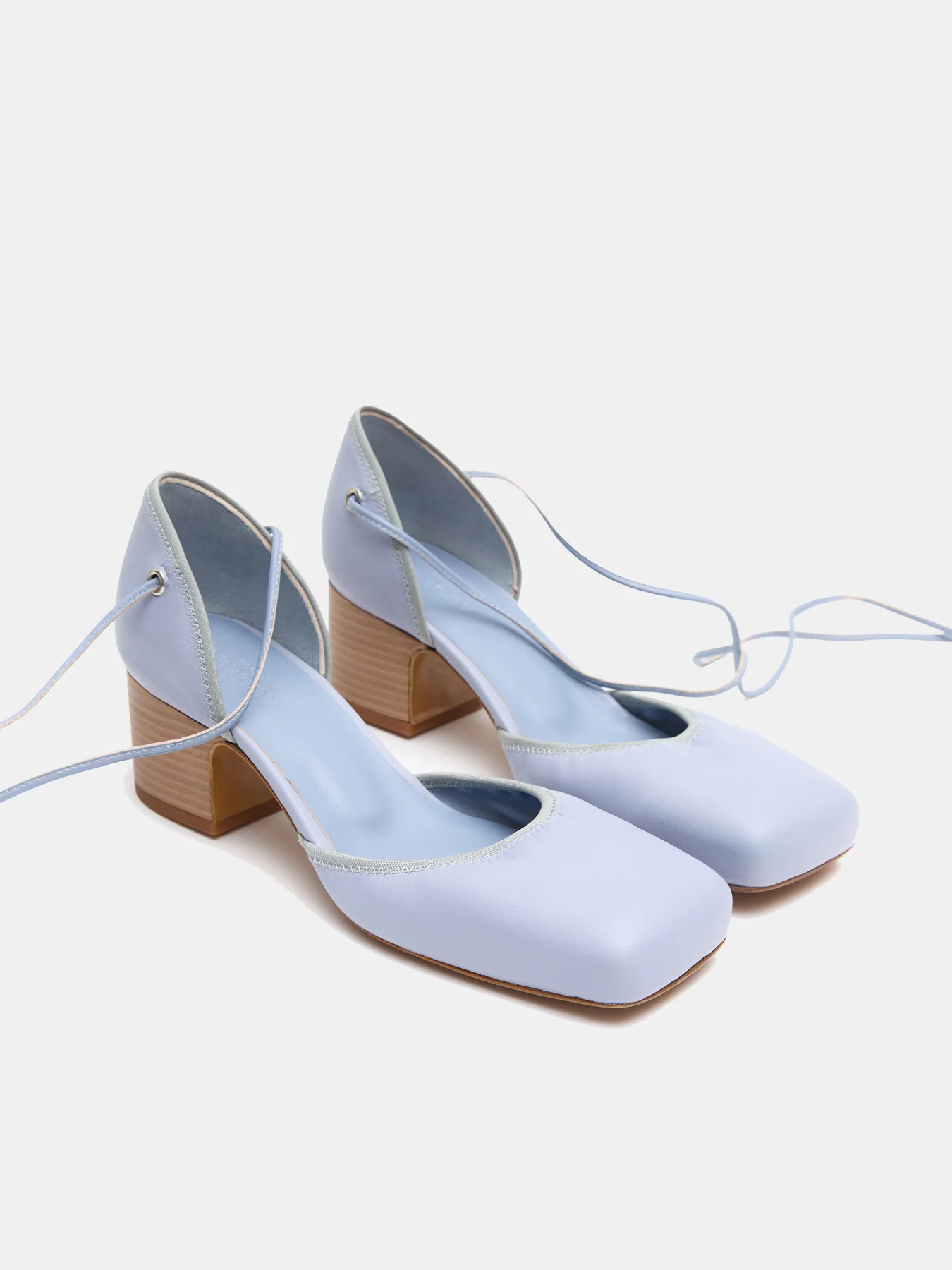 Zapato de mujer en piel con tacón bajo. Nube