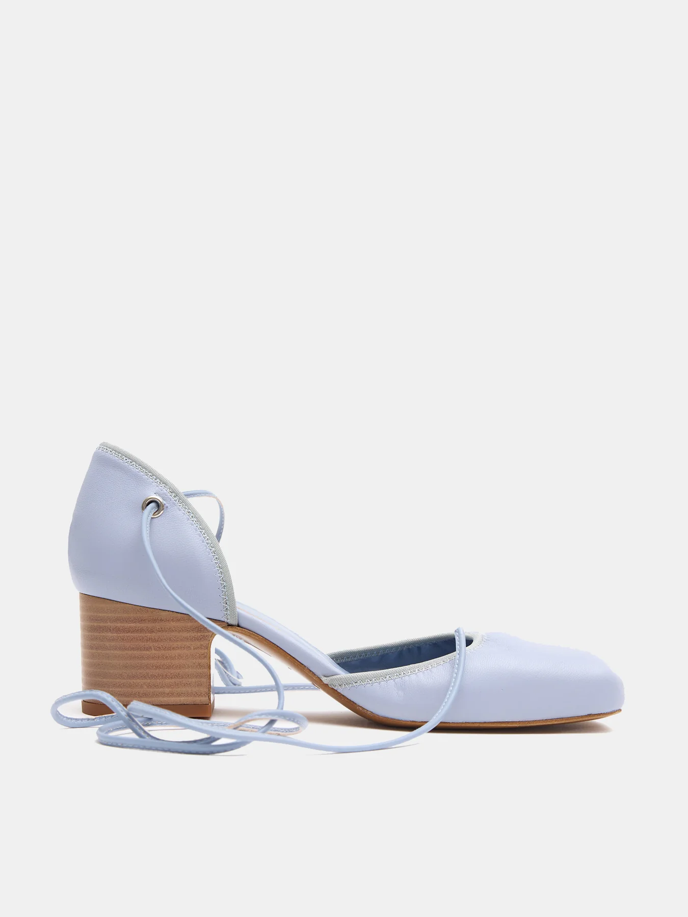 Zapato de mujer en piel con tacón bajo. Nube - Image 2