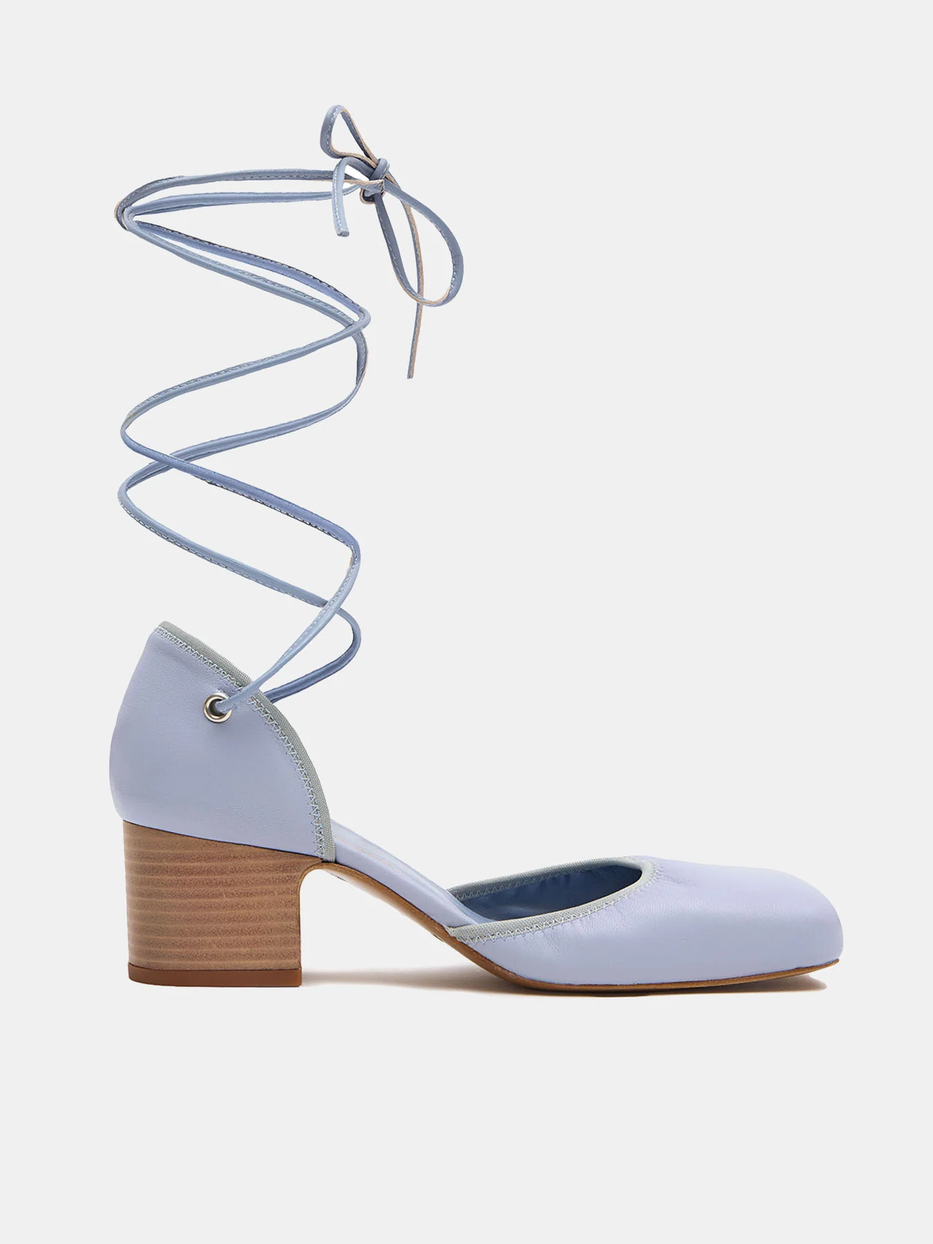 Zapato de mujer en piel con tacón bajo. Nube - Image 4