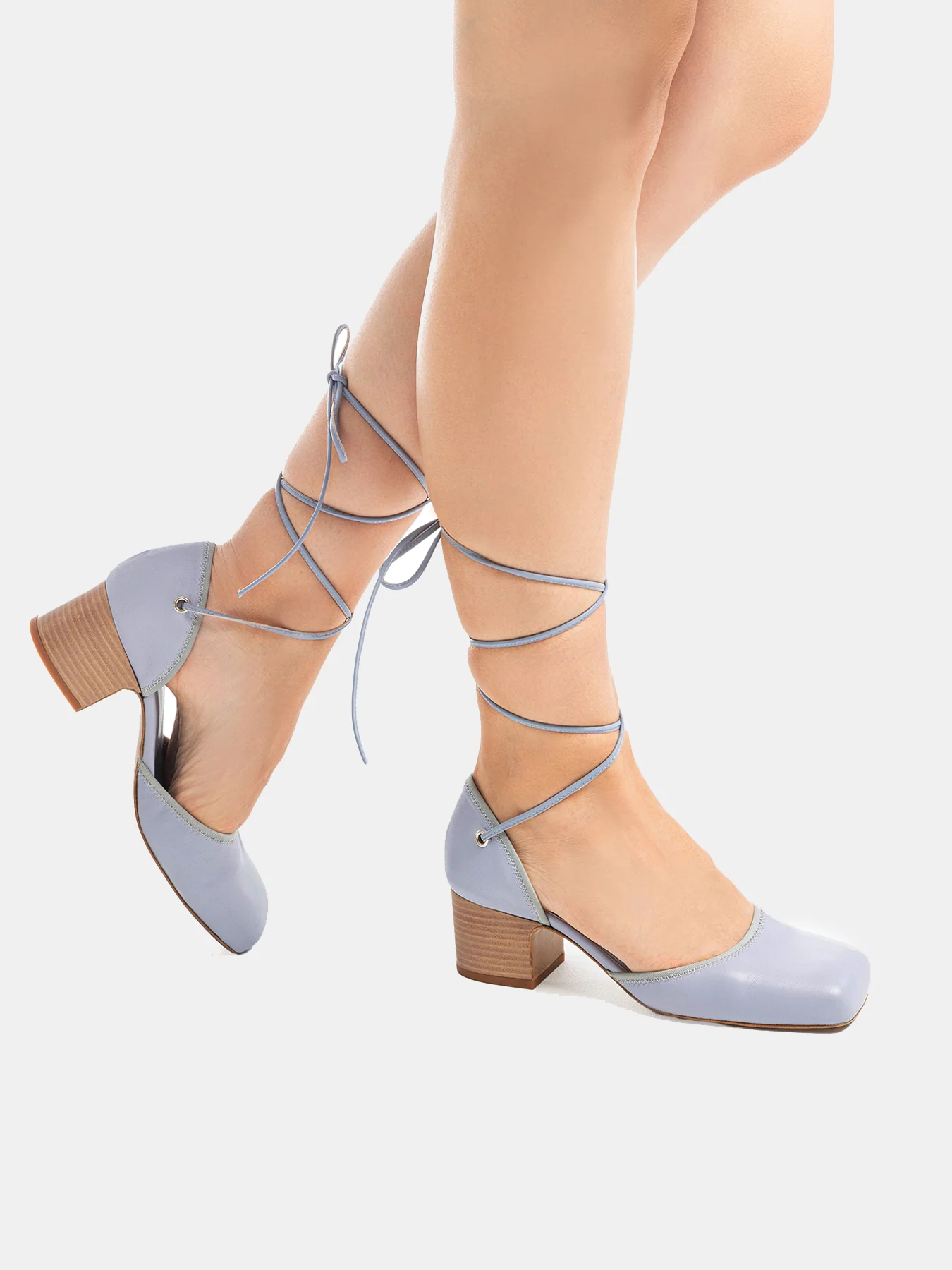 Zapato de mujer en piel con tacón bajo. Nube - Image 5