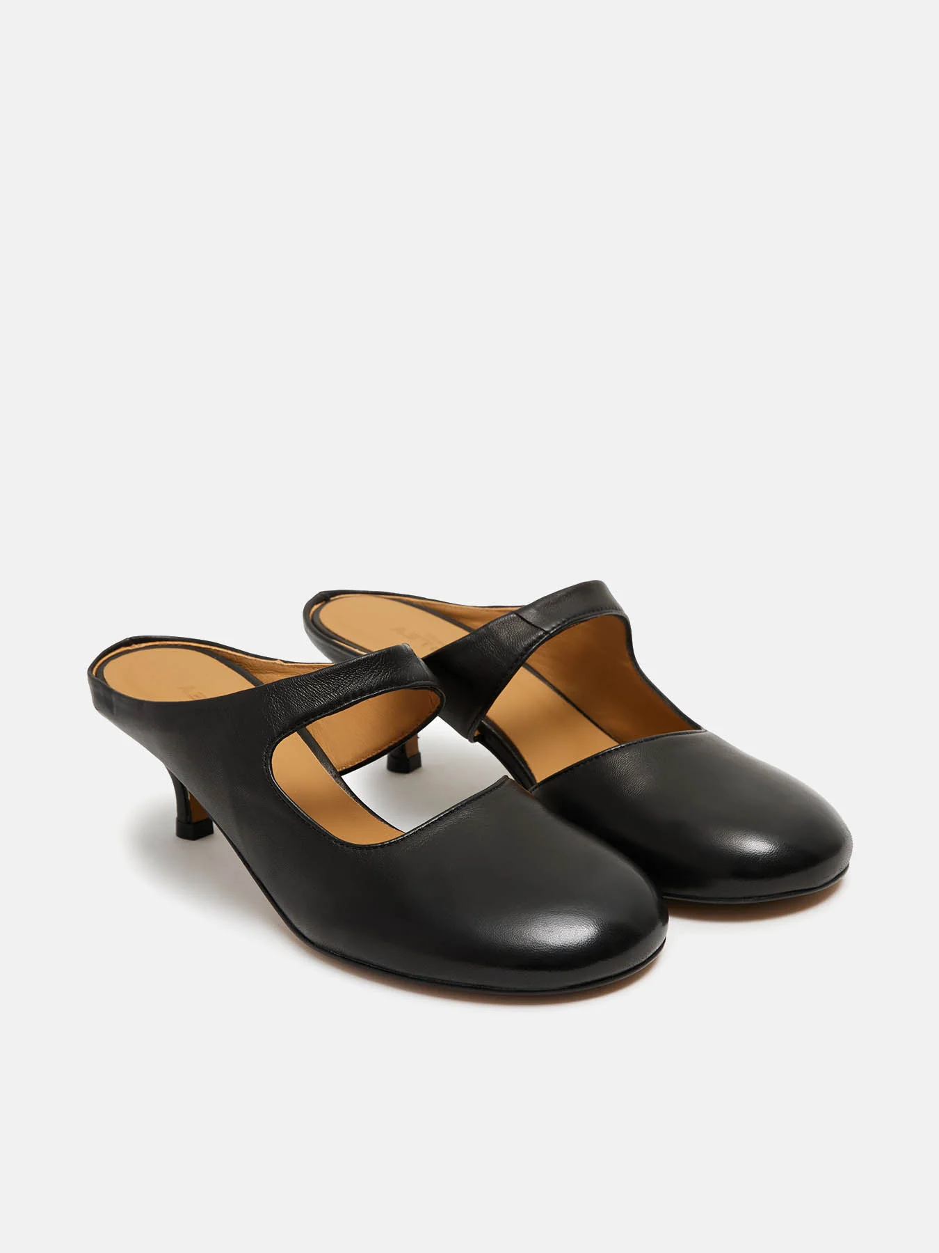 Zapato de mujer en piel con tacón bajo. Nyah