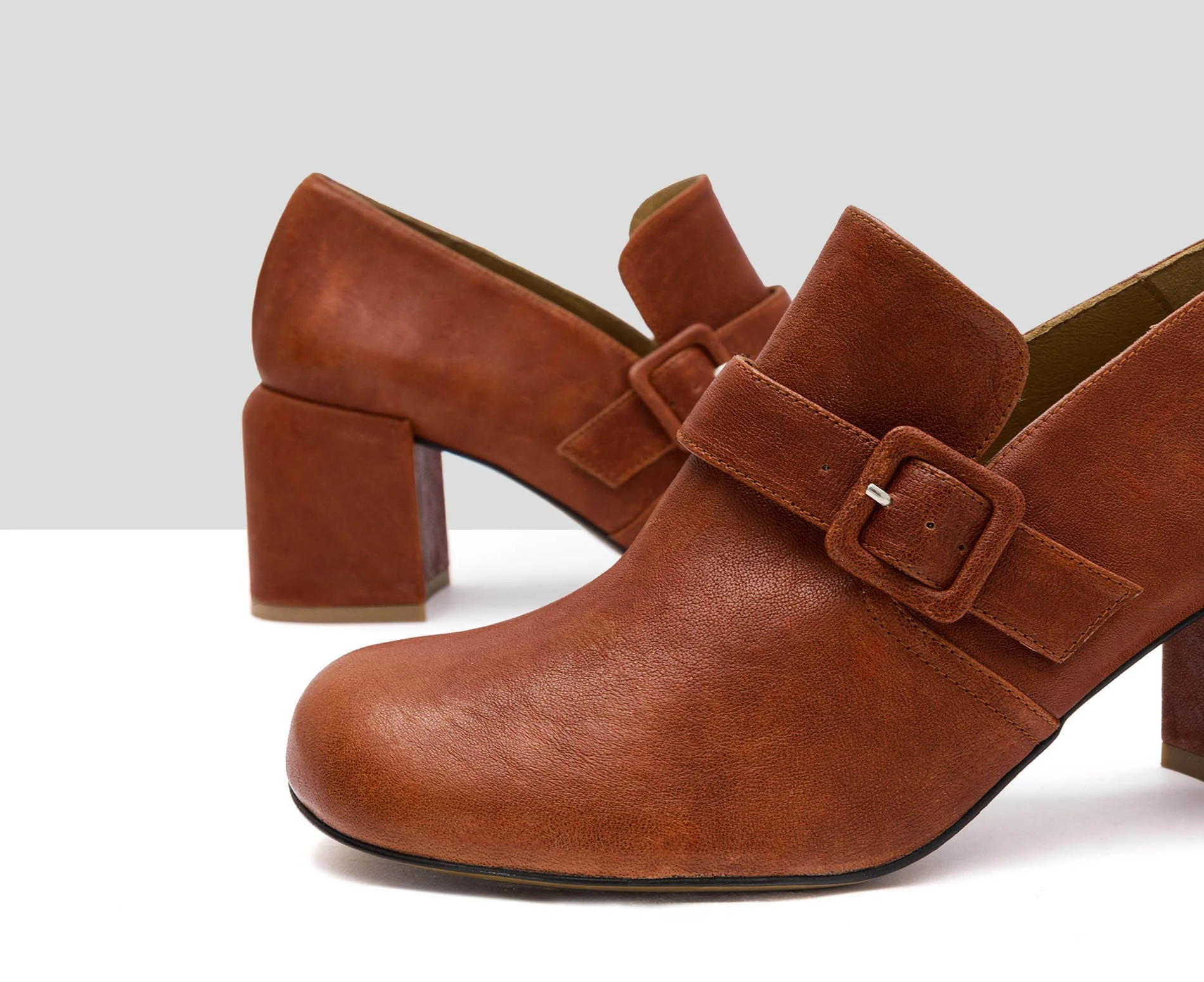 Zapato de mujer en piel con tacón medio. Idaira