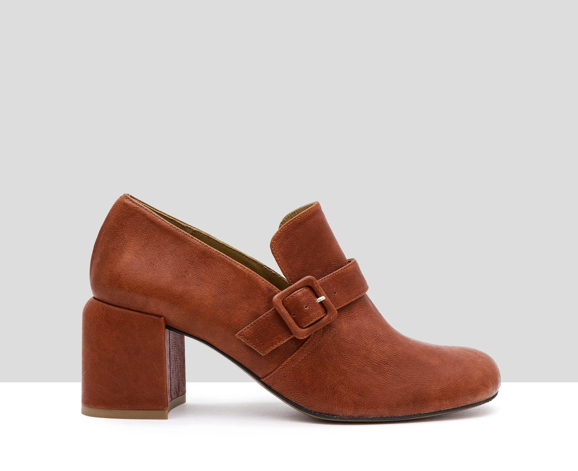 Zapato de mujer en piel con tacón medio. Idaira - Image 2