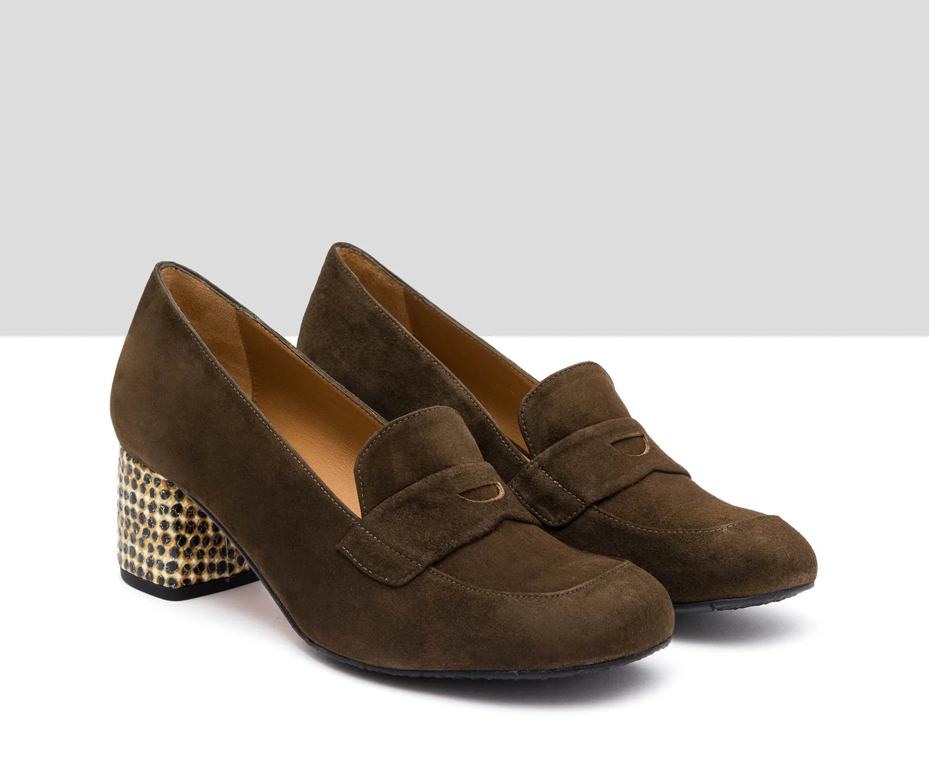 Zapato de mujer en piel con tacón medio. Irenia - Image 3