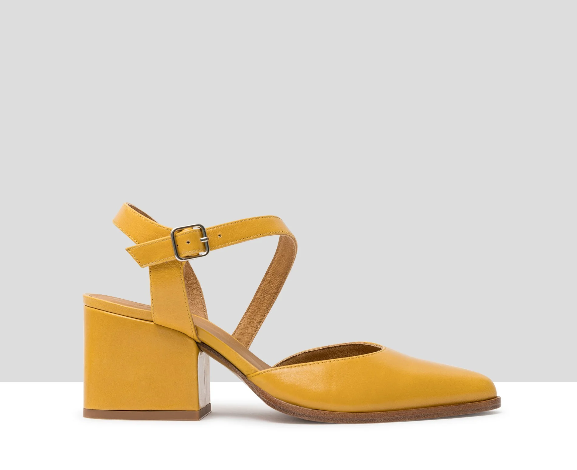 Zapato de mujer en piel con tacón medio. Joby - Image 3