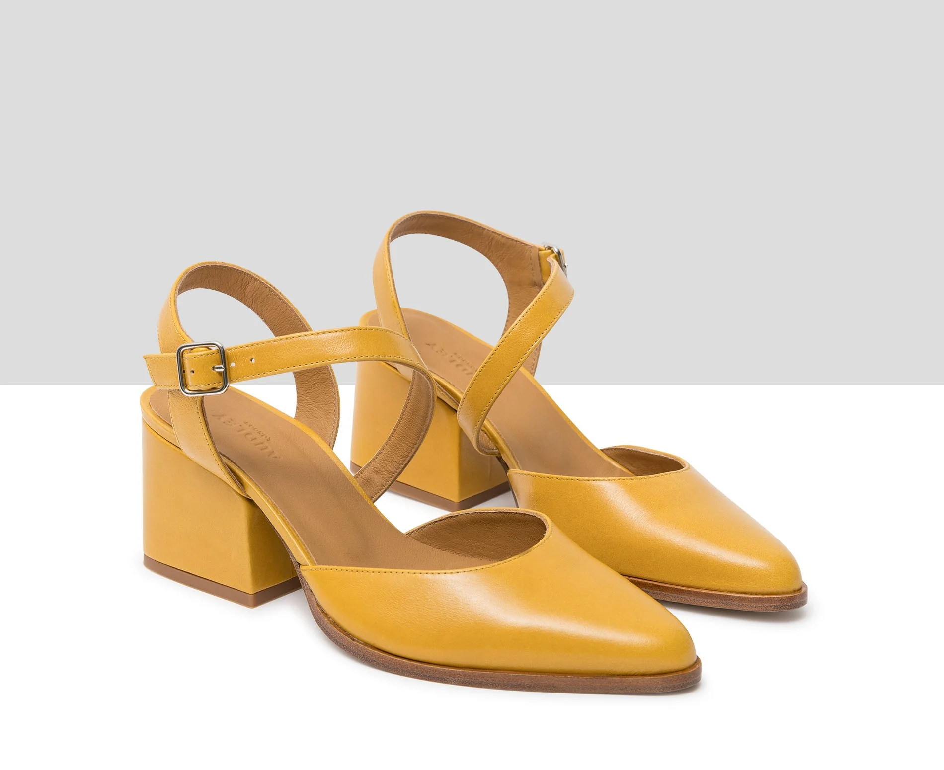 Zapato de mujer en piel con tacón medio. Joby - Image 5
