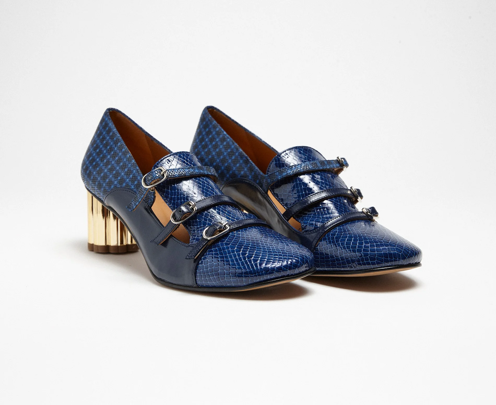Zapato de mujer en piel con tacón medio. Kalira