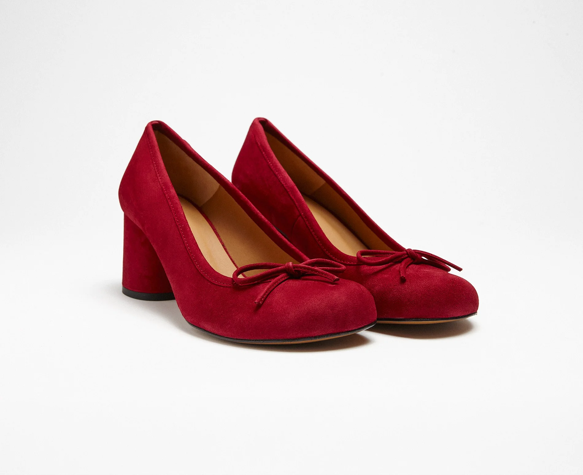 Zapato de mujer en piel con tacón medio. Kanna