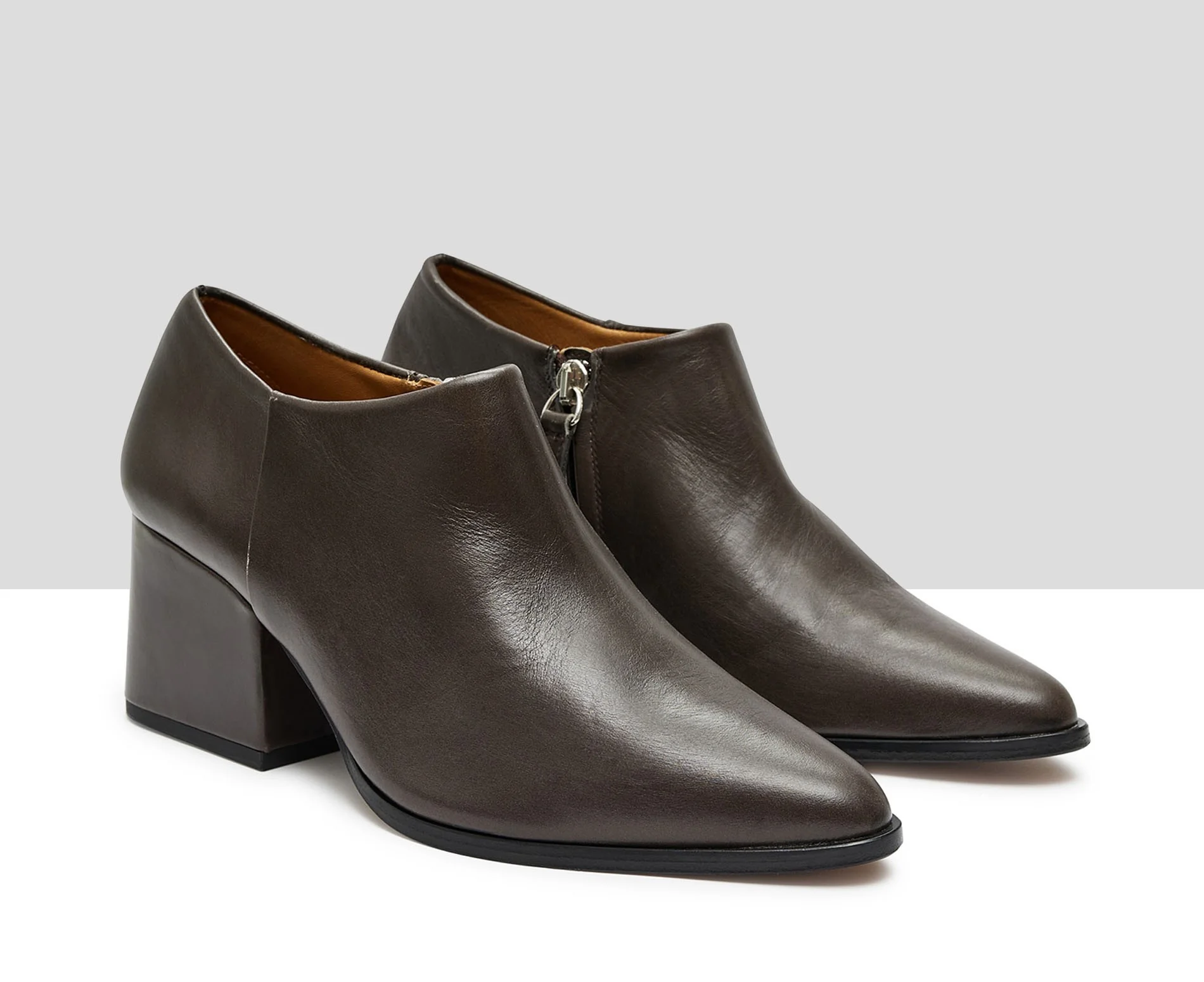 Zapato de mujer en piel con tacón medio. Katja