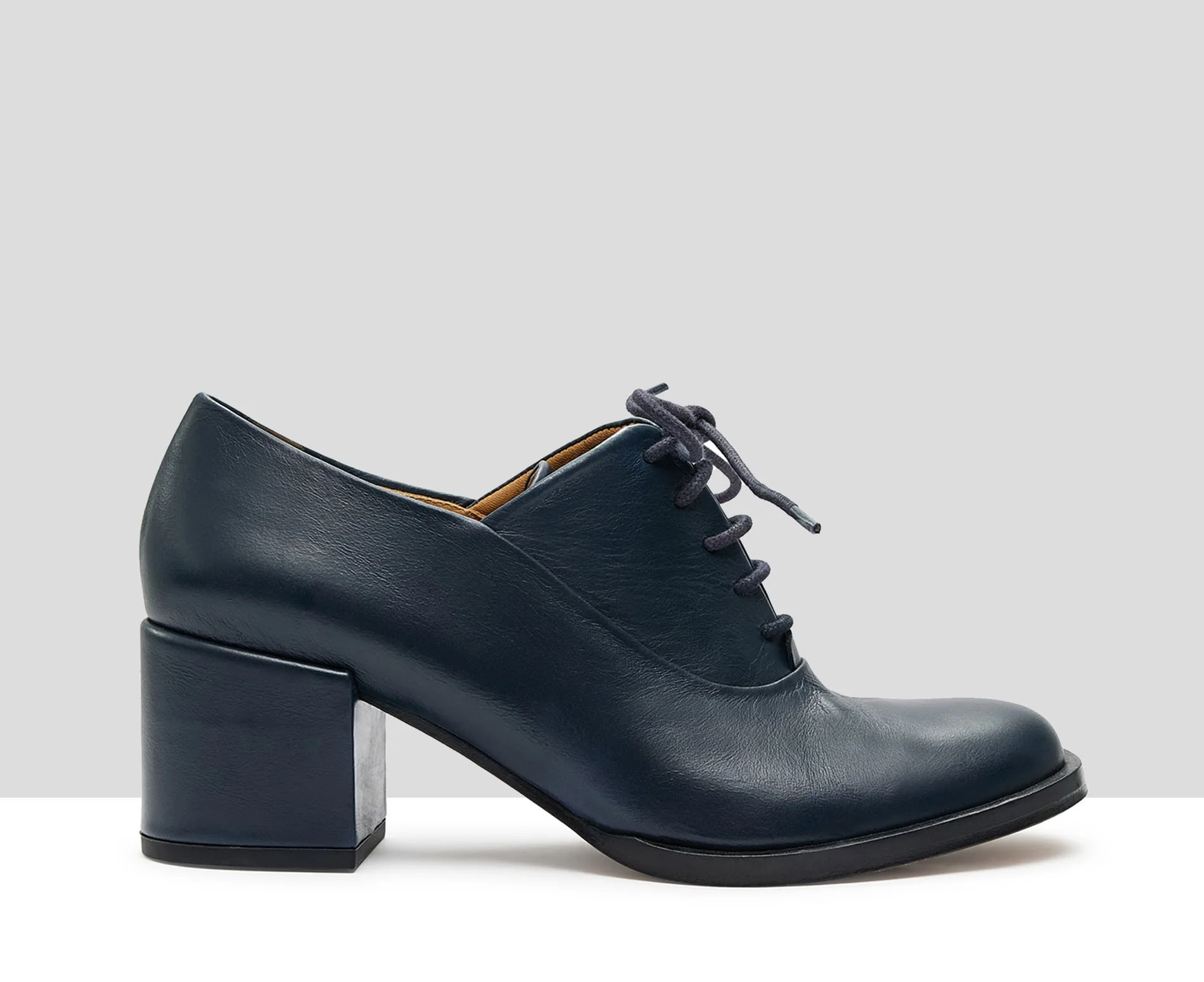Zapato de mujer en piel con tacón medio. Katrin - Image 3