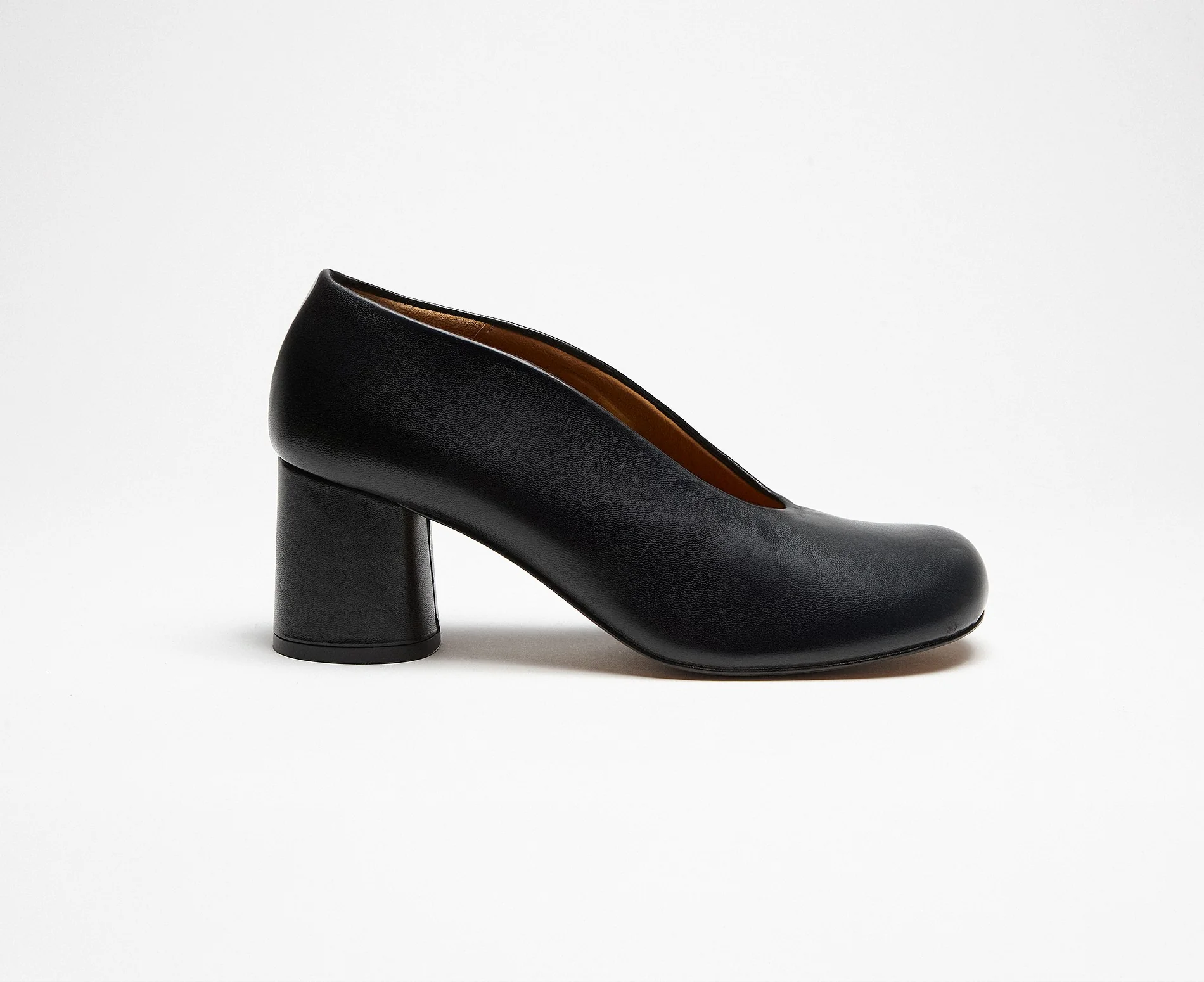 Zapato de mujer en piel con tacón medio. Kelda