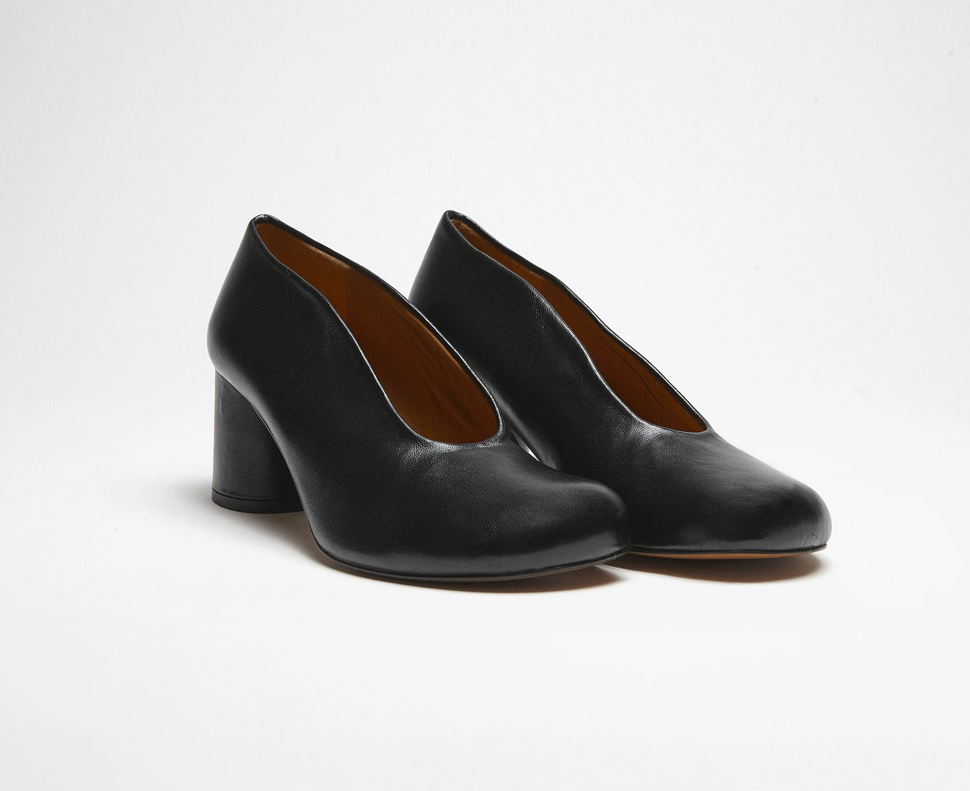 Zapato de mujer en piel con tacón medio. Kelda - Image 2