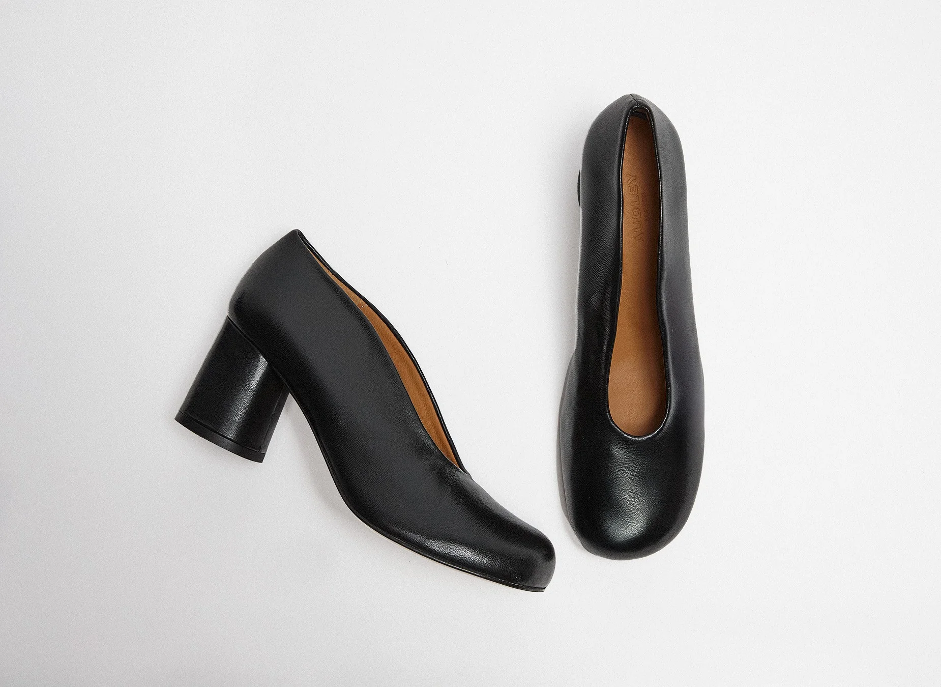 Zapato de mujer en piel con tacón medio. Kelda - Image 3