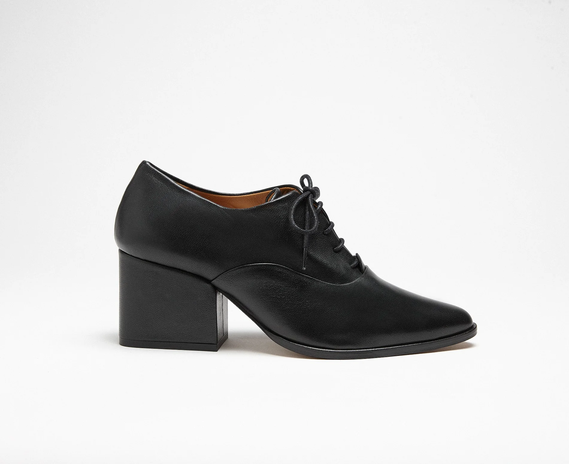 Zapato de mujer en piel con tacón medio. Kim