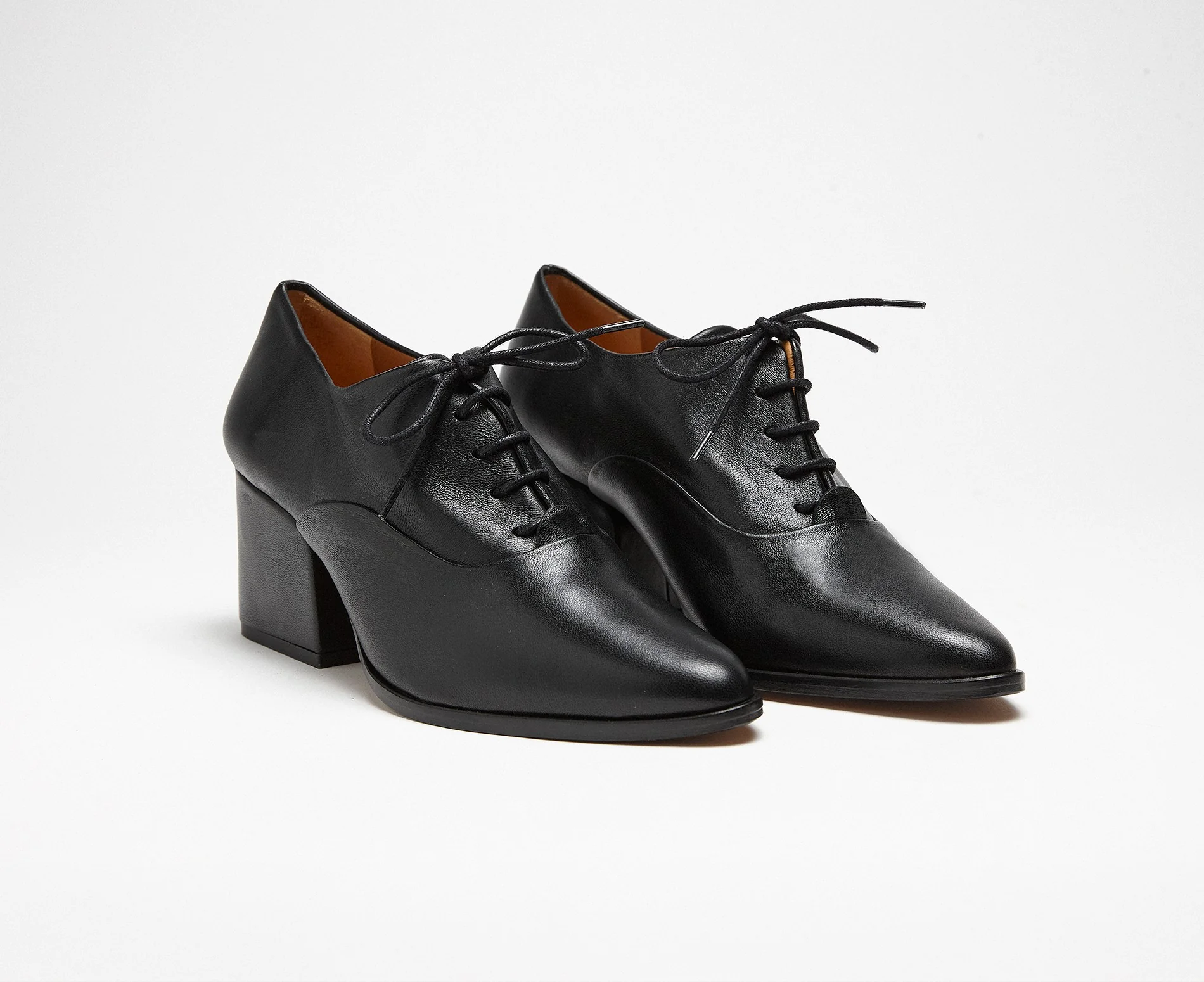 Zapato de mujer en piel con tacón medio. Kim - Image 2